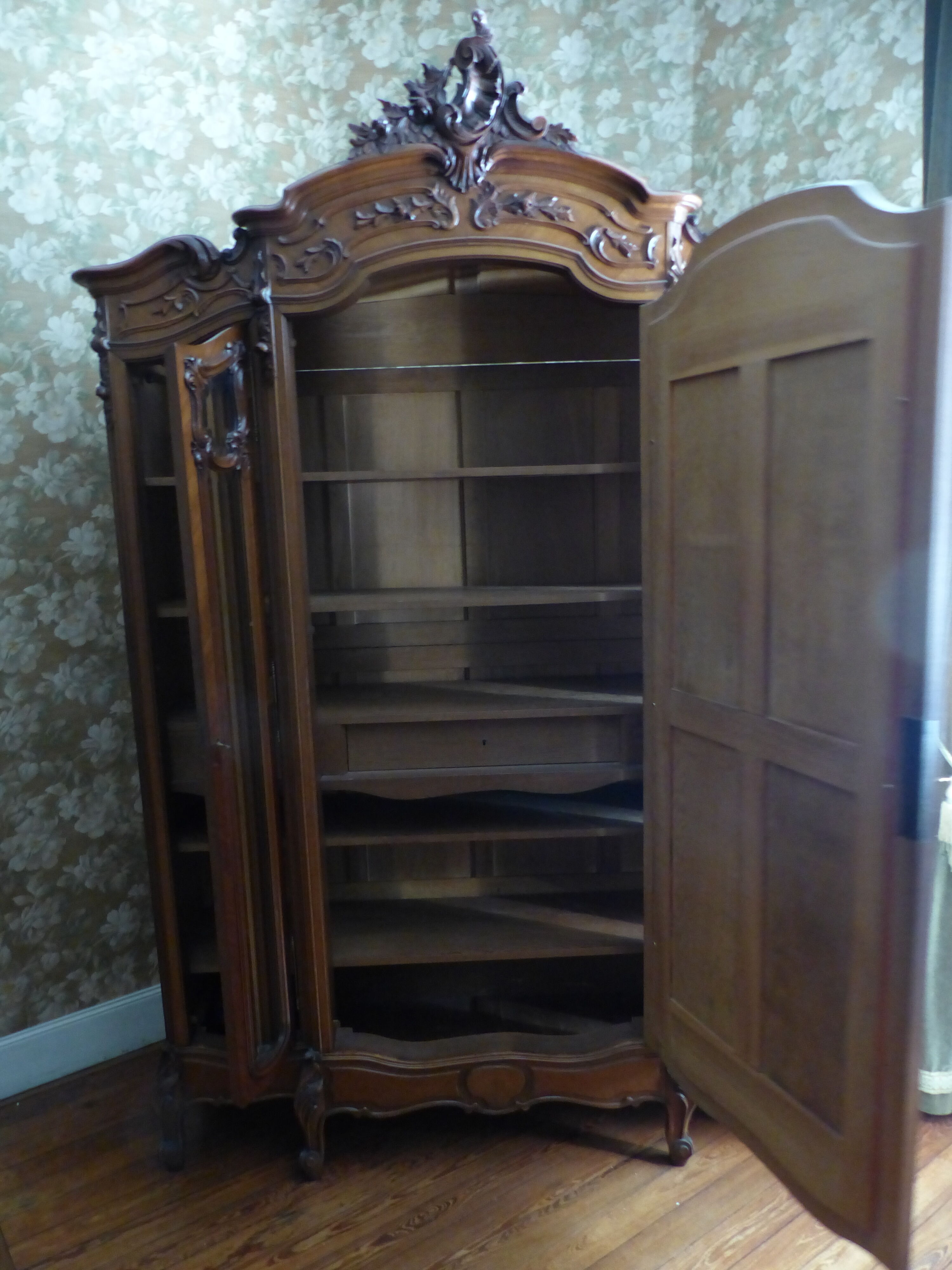 Wardrobe style Louis XV rocaiile 1900 carved walnut