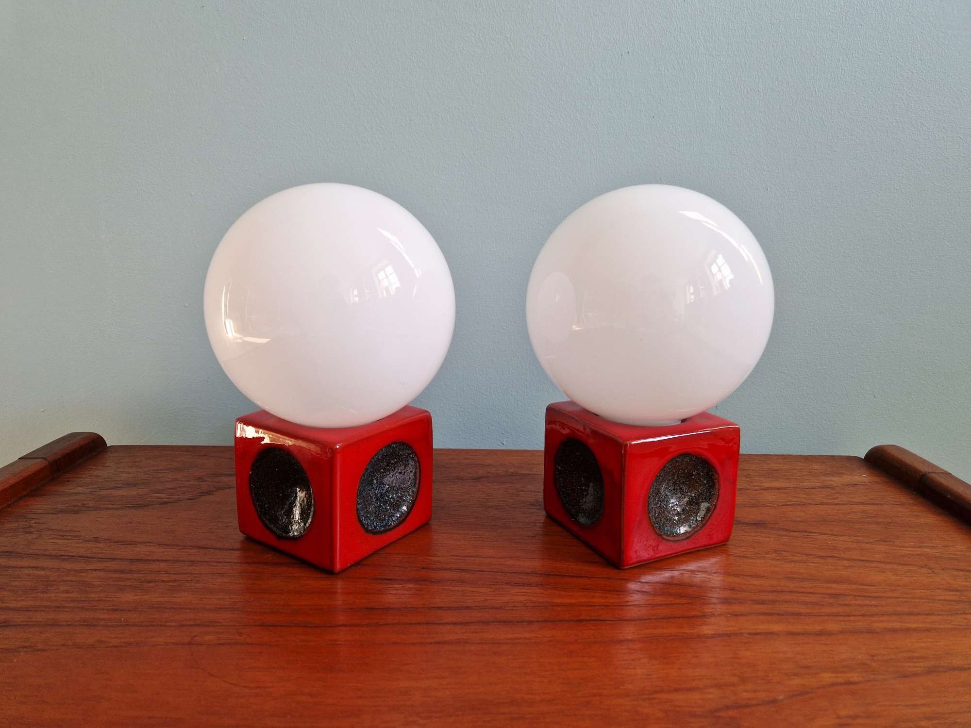 Paire de lampes de chevet en céramique rouge et opaline blanche, 1970