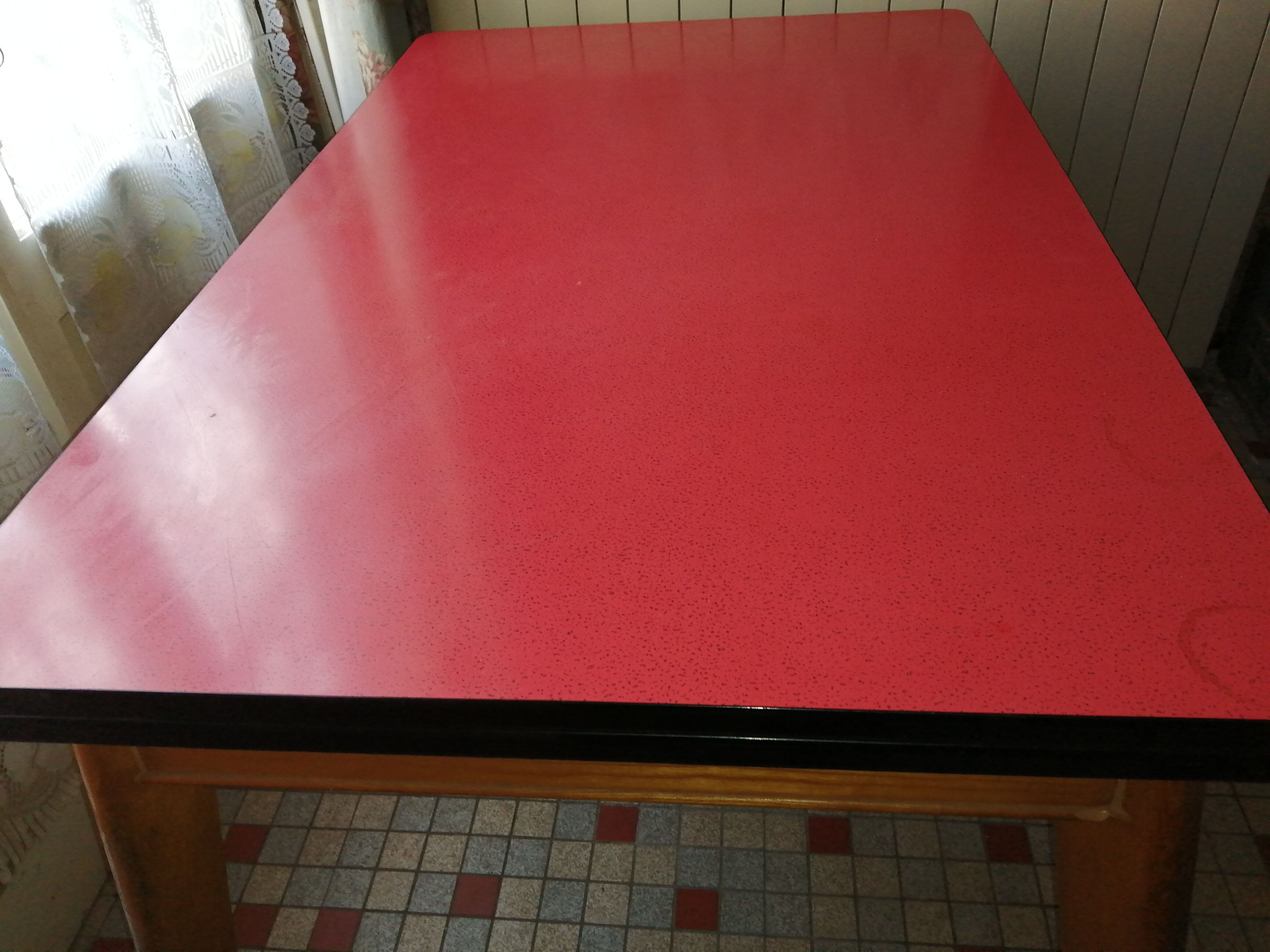 Table en formica rouge en tbe