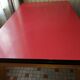 Table en formica rouge en tbe