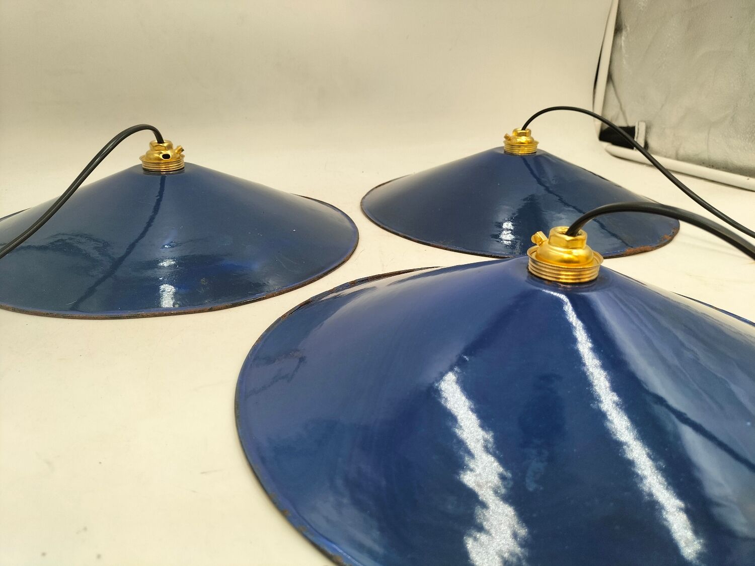 Suspensions in blue enamelled sheets