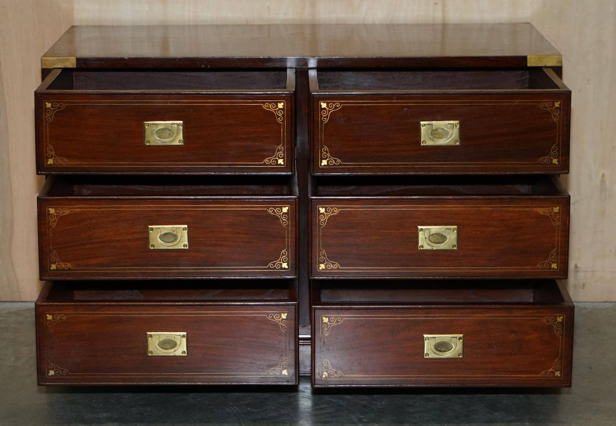 Commode vintage anglo-indienne en bois dur avec incrustations en laiton
