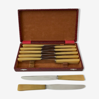Lot de 12 couteaux de table en bakélite années 60