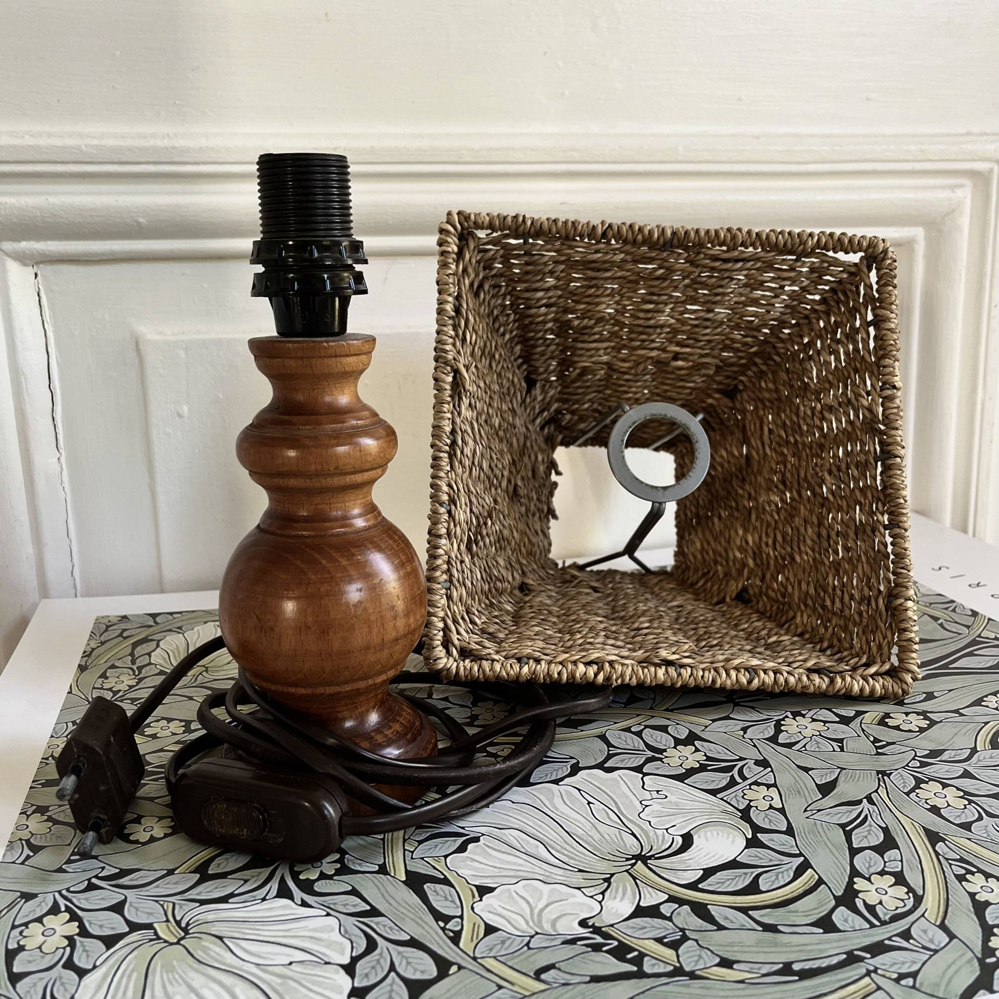 Lampe en bois, abat-jour corde, années 70