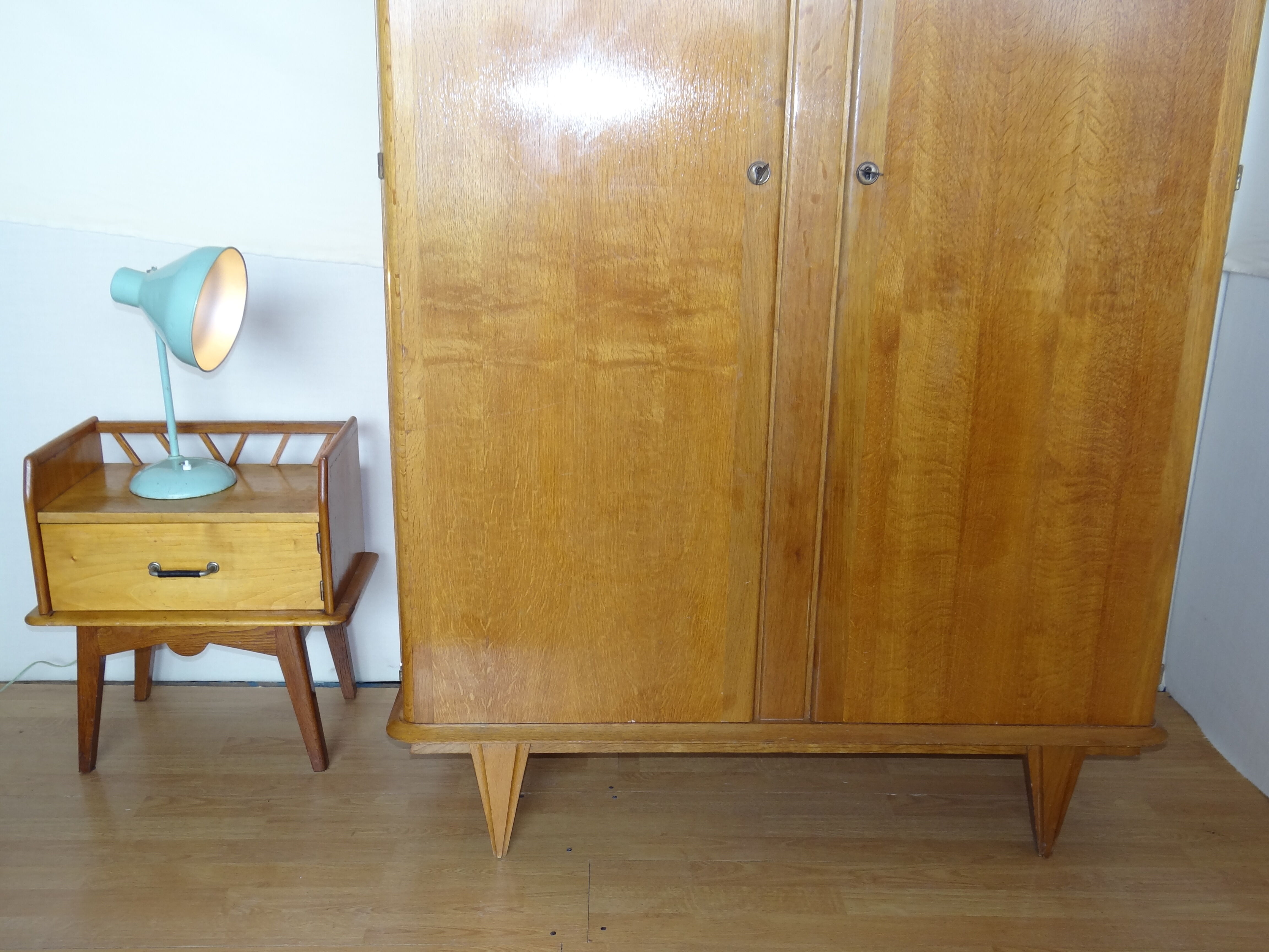 Armoire parisienne en chêne clair 1950 pied compas