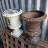 Pair of cast-cast medicis