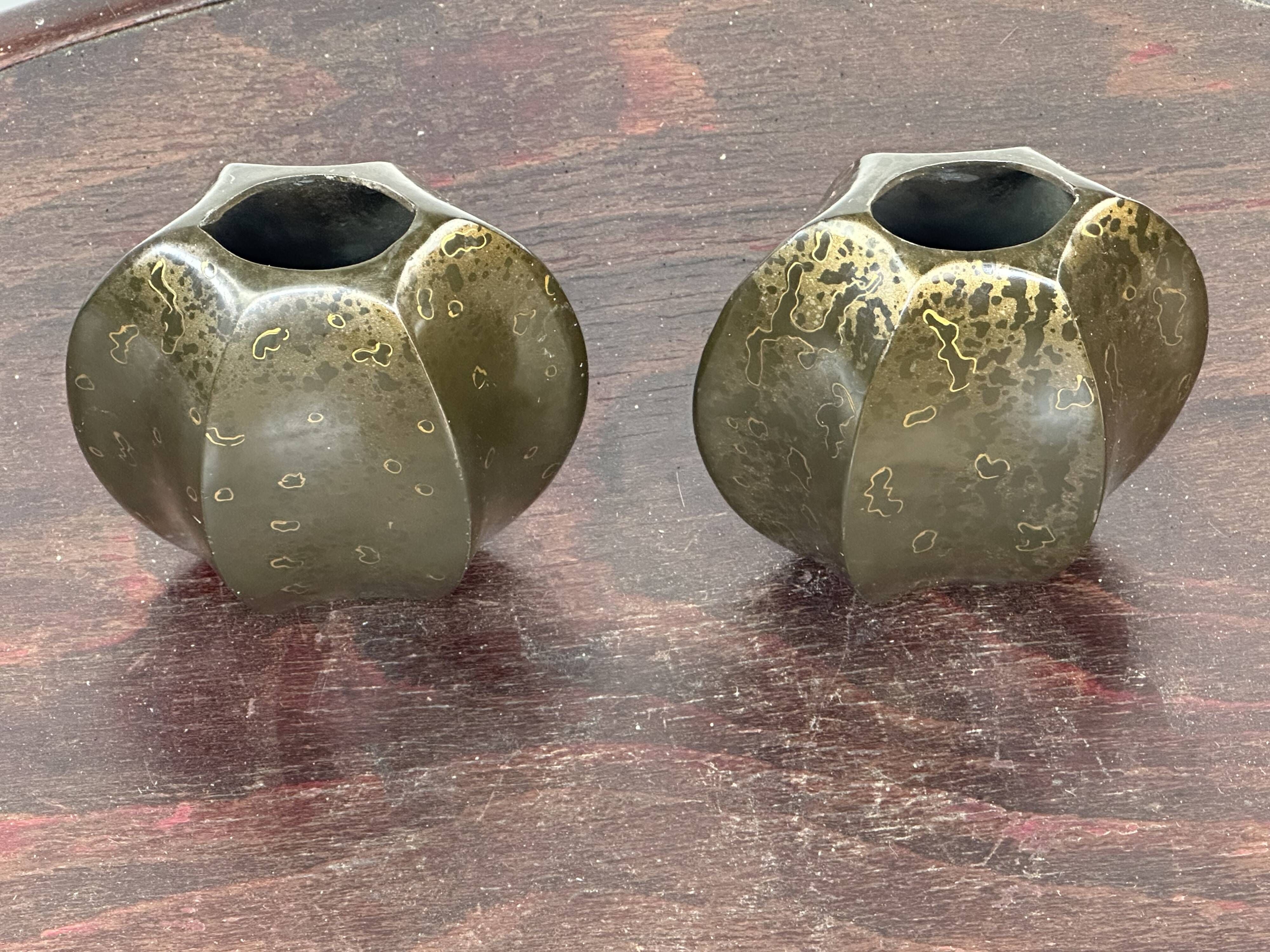 Paire de petits vases méplats époque Art Déco en dinanderie