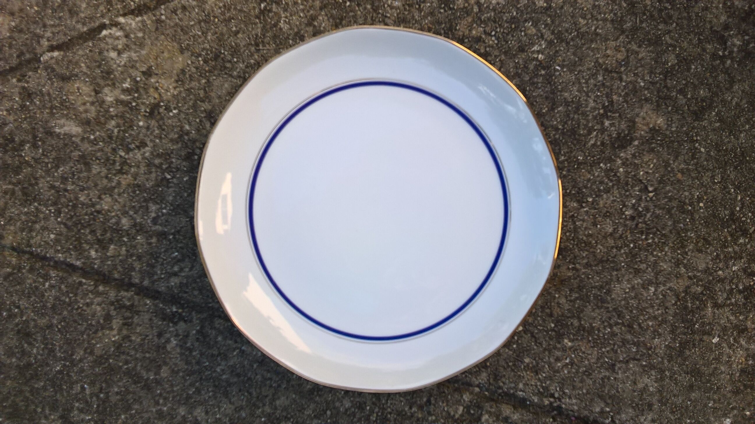 Assiettes et plat à dessert en porcelaine Massé Surget
