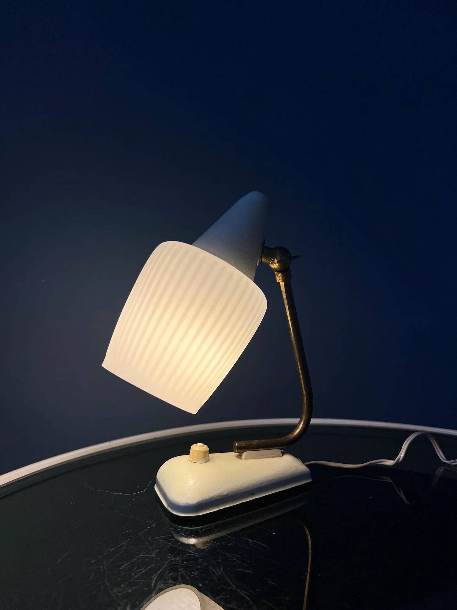 Lampe de bureau en verre opalin de style Art déco du milieu du siècle