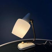 Lampe de bureau en verre opalin de style Art déco du milieu du siècle