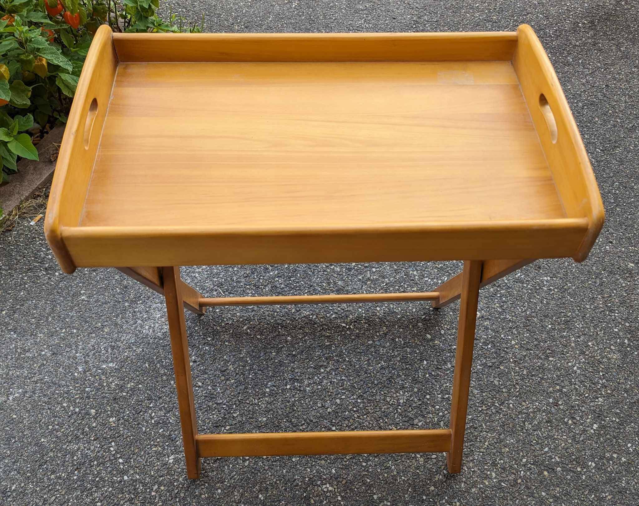 Foldable wooden service