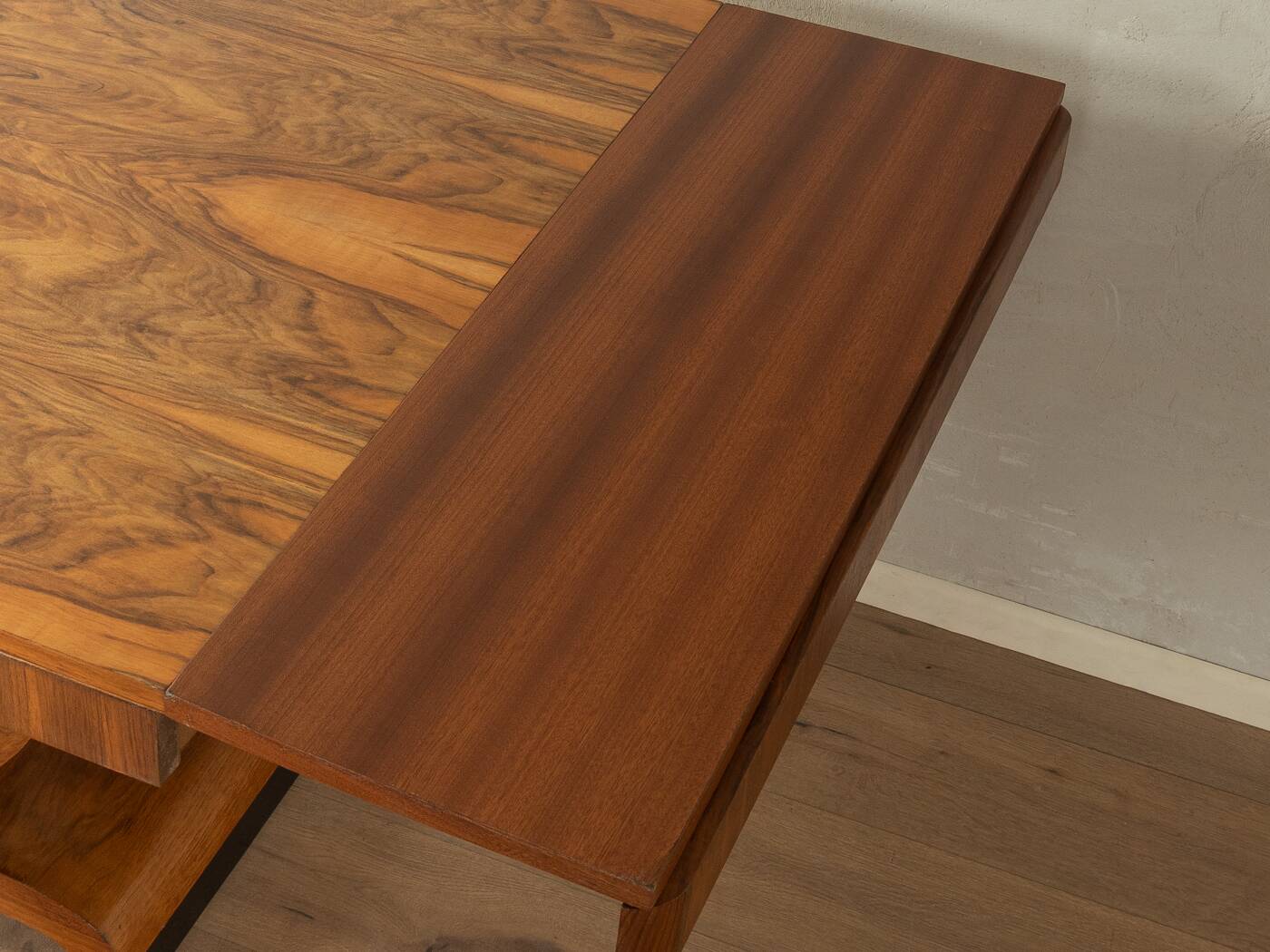 Elegant Art Deco dining table from the 1930s, walnut root veneer