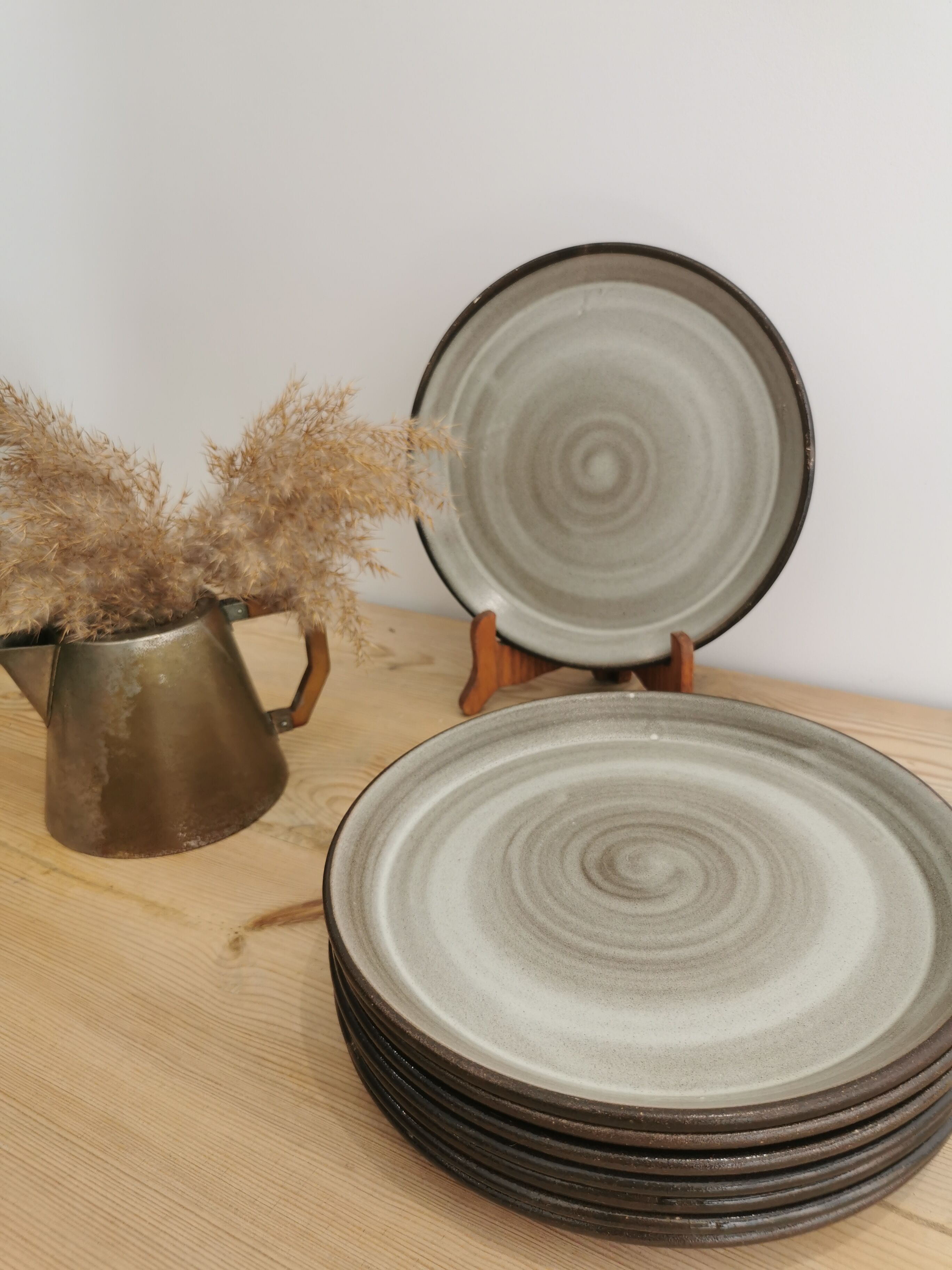 8 flat plates in vintage ceramic