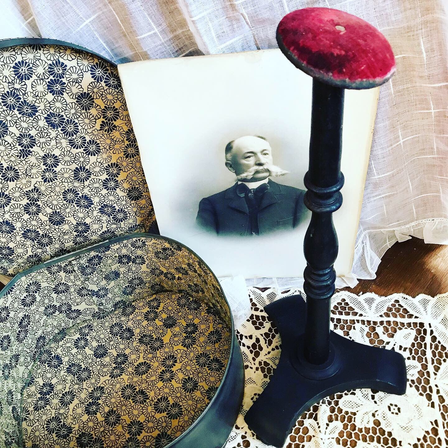 Large Napoleon III hat holder in blackened wood and red velvet. Old hat display. 1900s. Old fashion