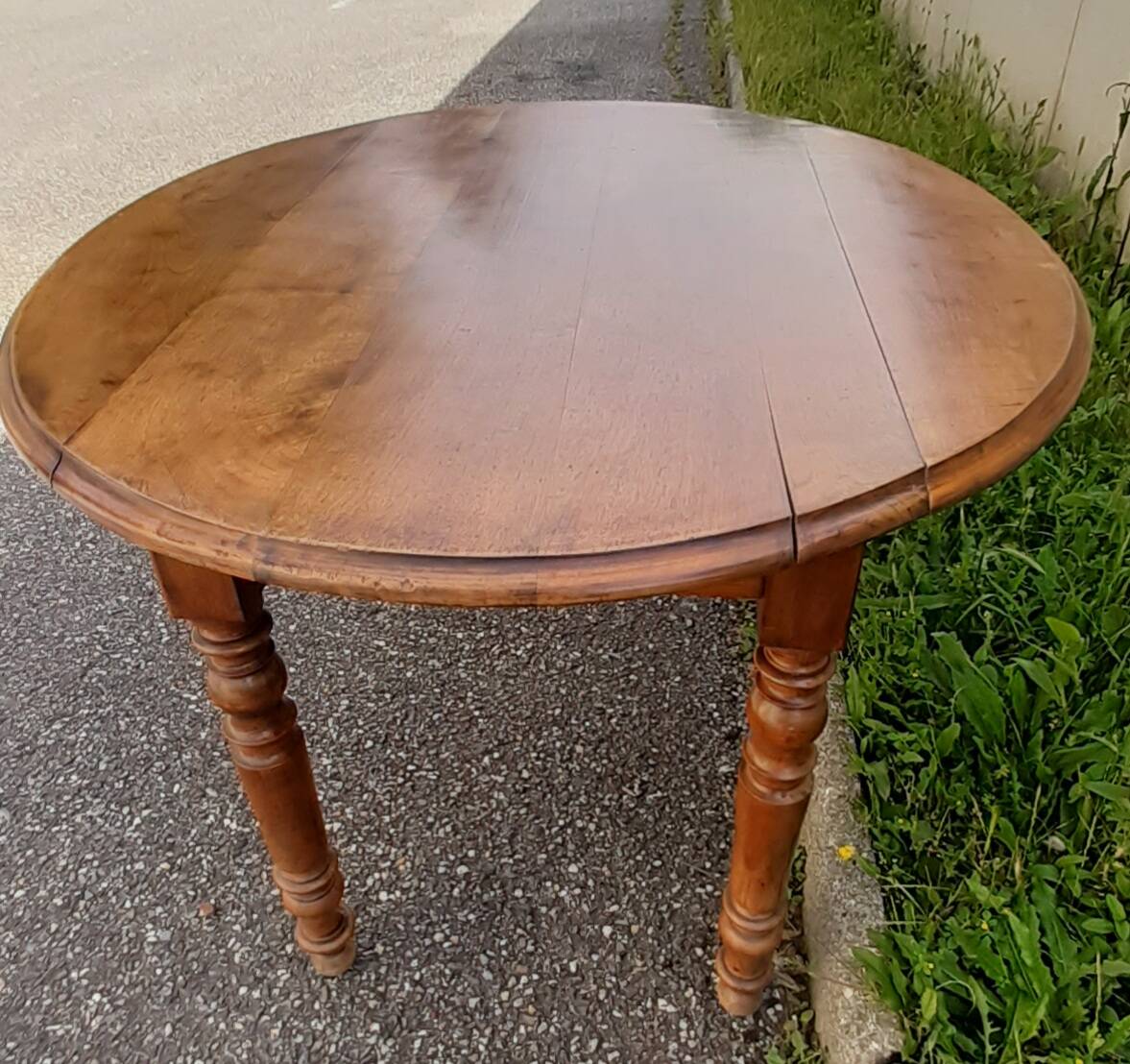 Antique oval table