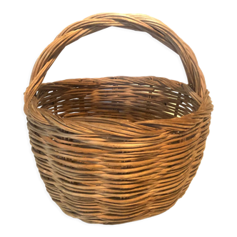 Old artisanal round basket with beige handle