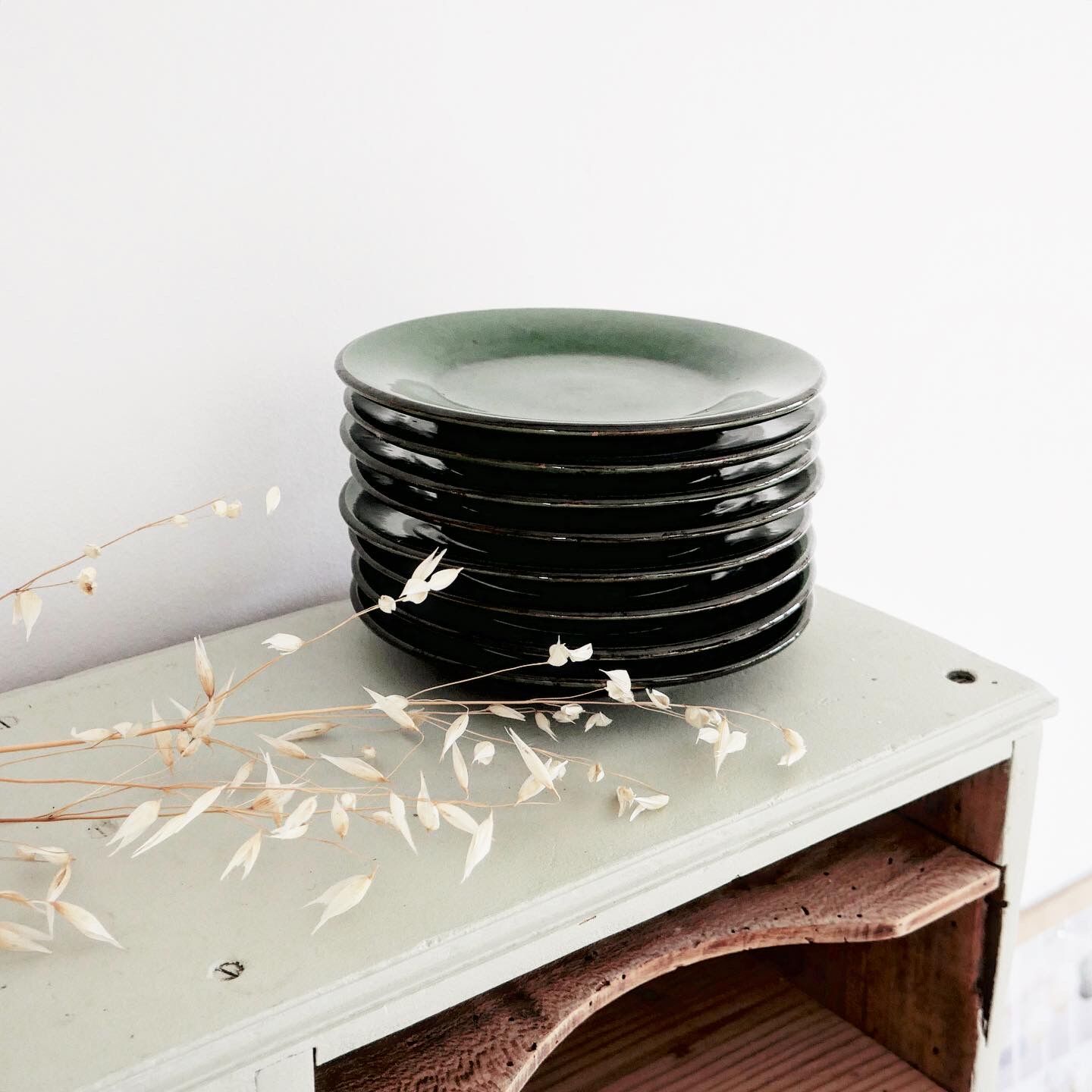 Lot 8 stoneware dessert plates