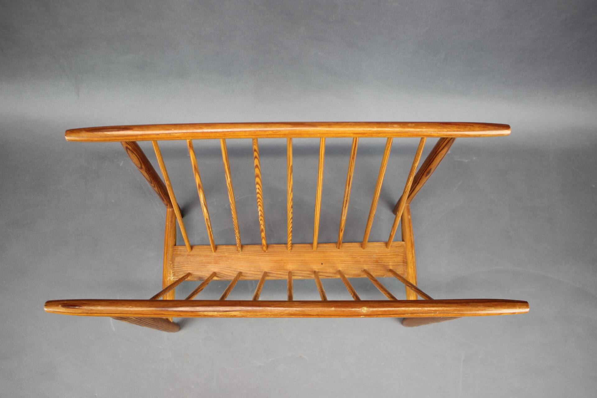 Porte-revues en bois du milieu du siècle