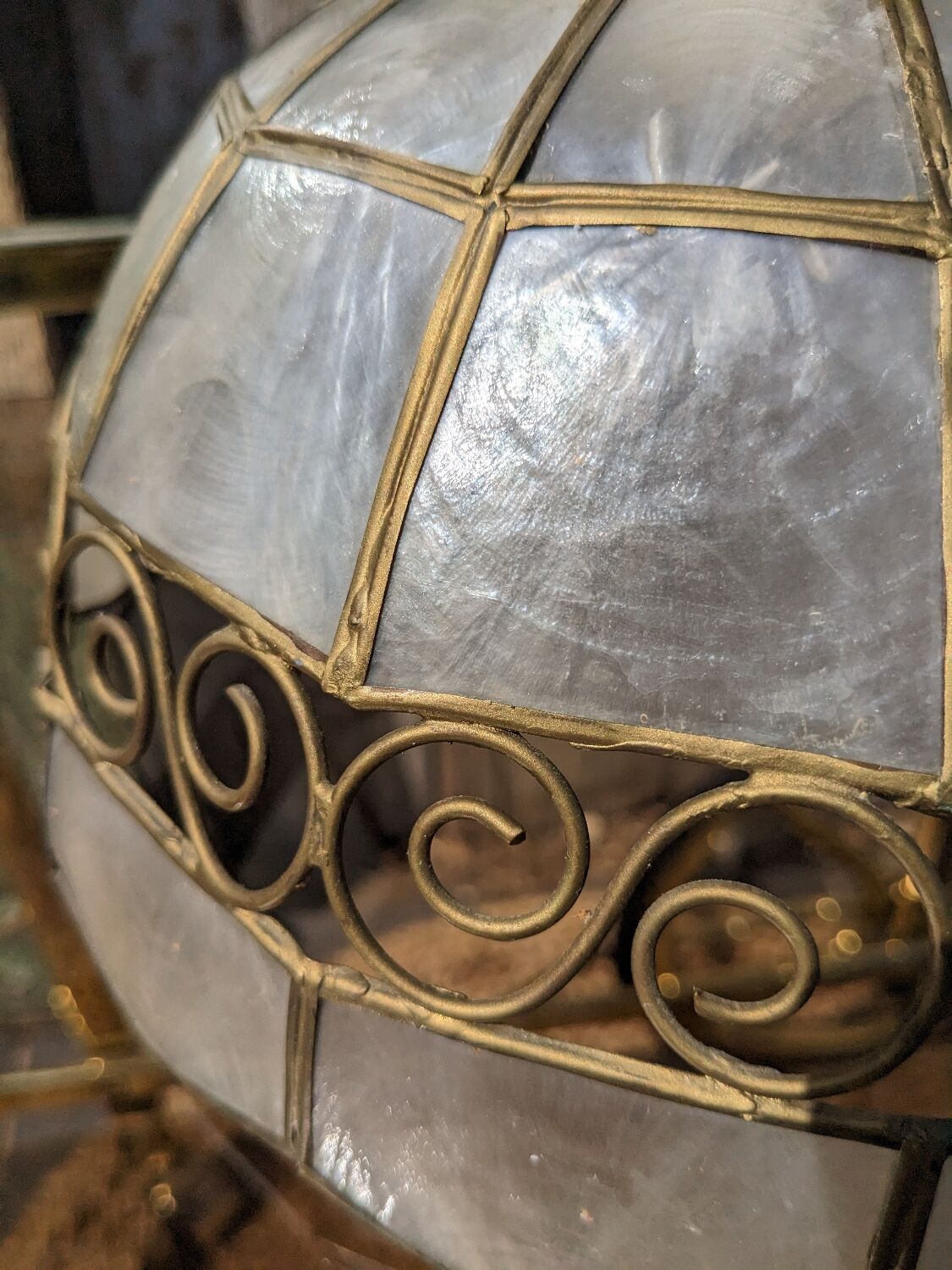 Vintage suspension in mother-of-pearl and brass