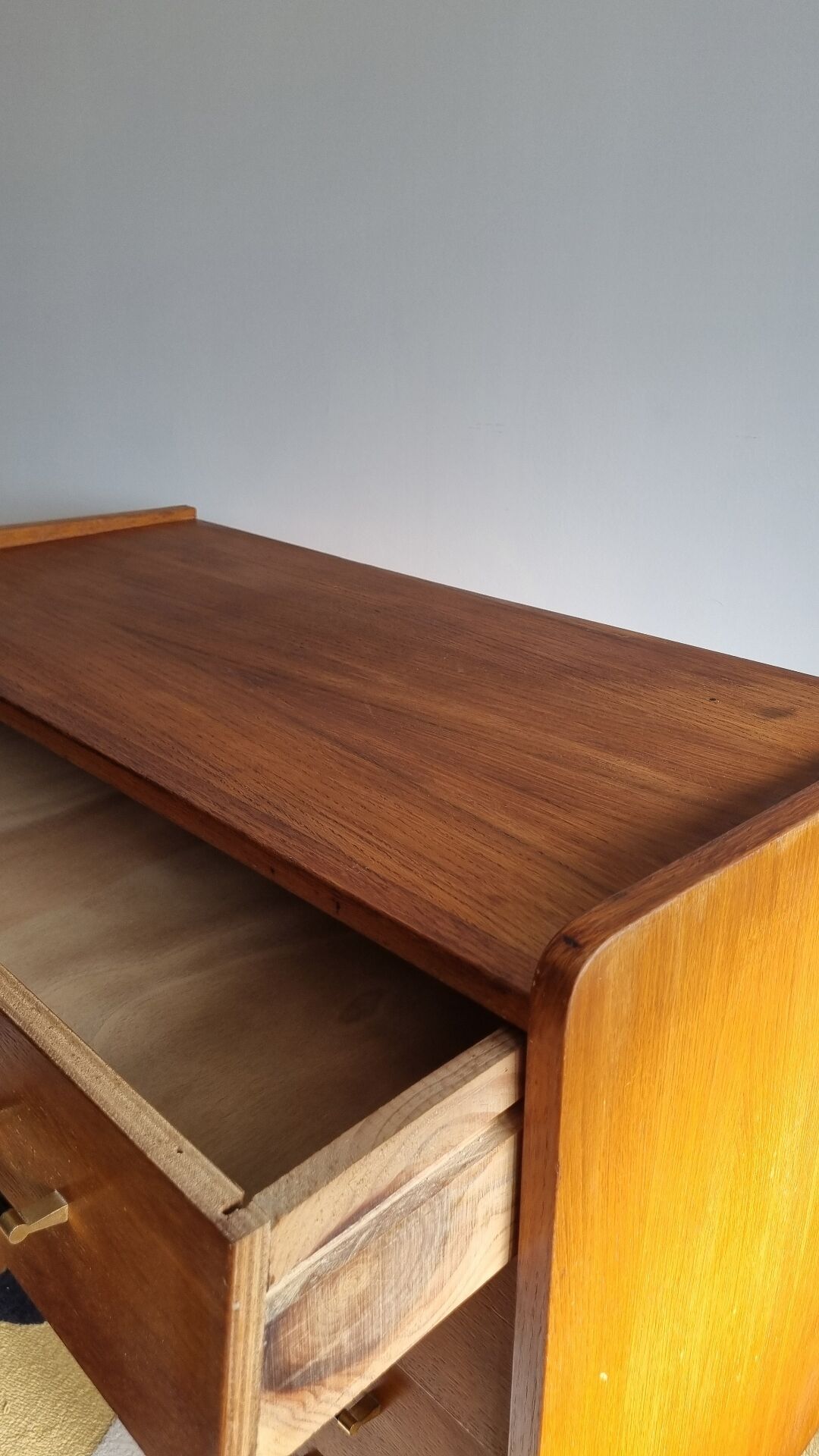 Vintage commode with tapered legs