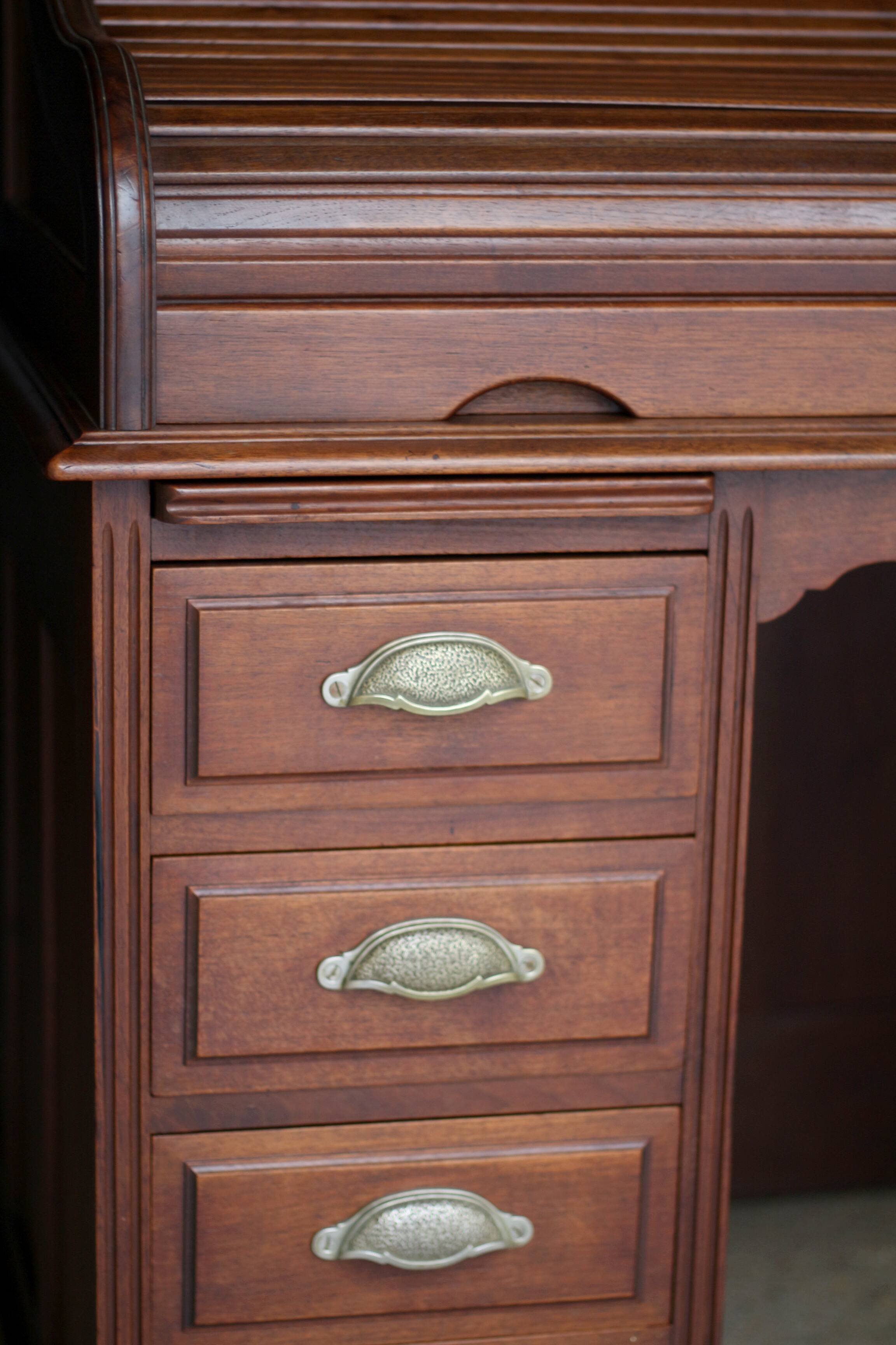 Franco-American American desk in solid mahogany. Circa 1900.