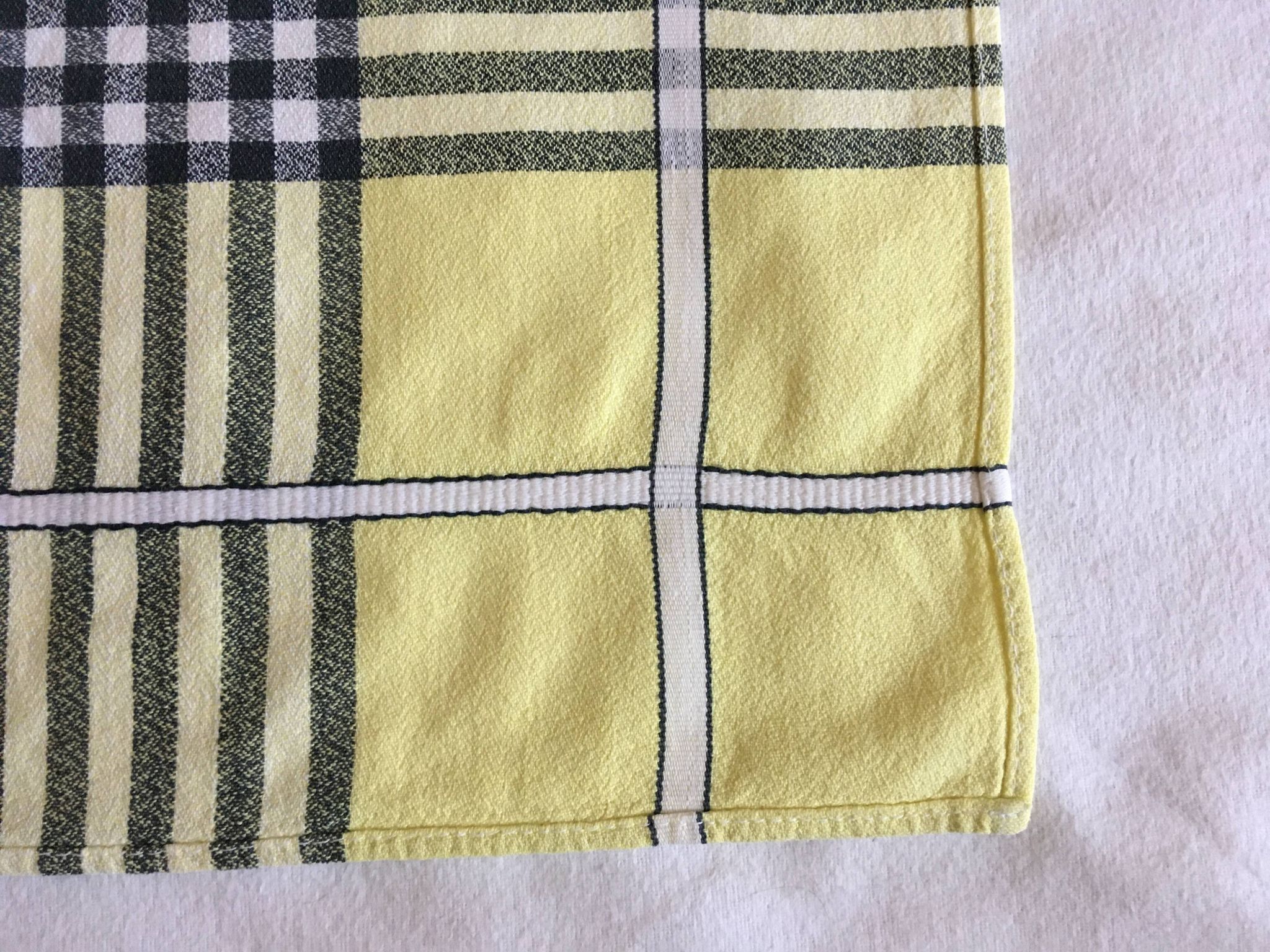 3 red/yellow bistro napkins 47 x 47