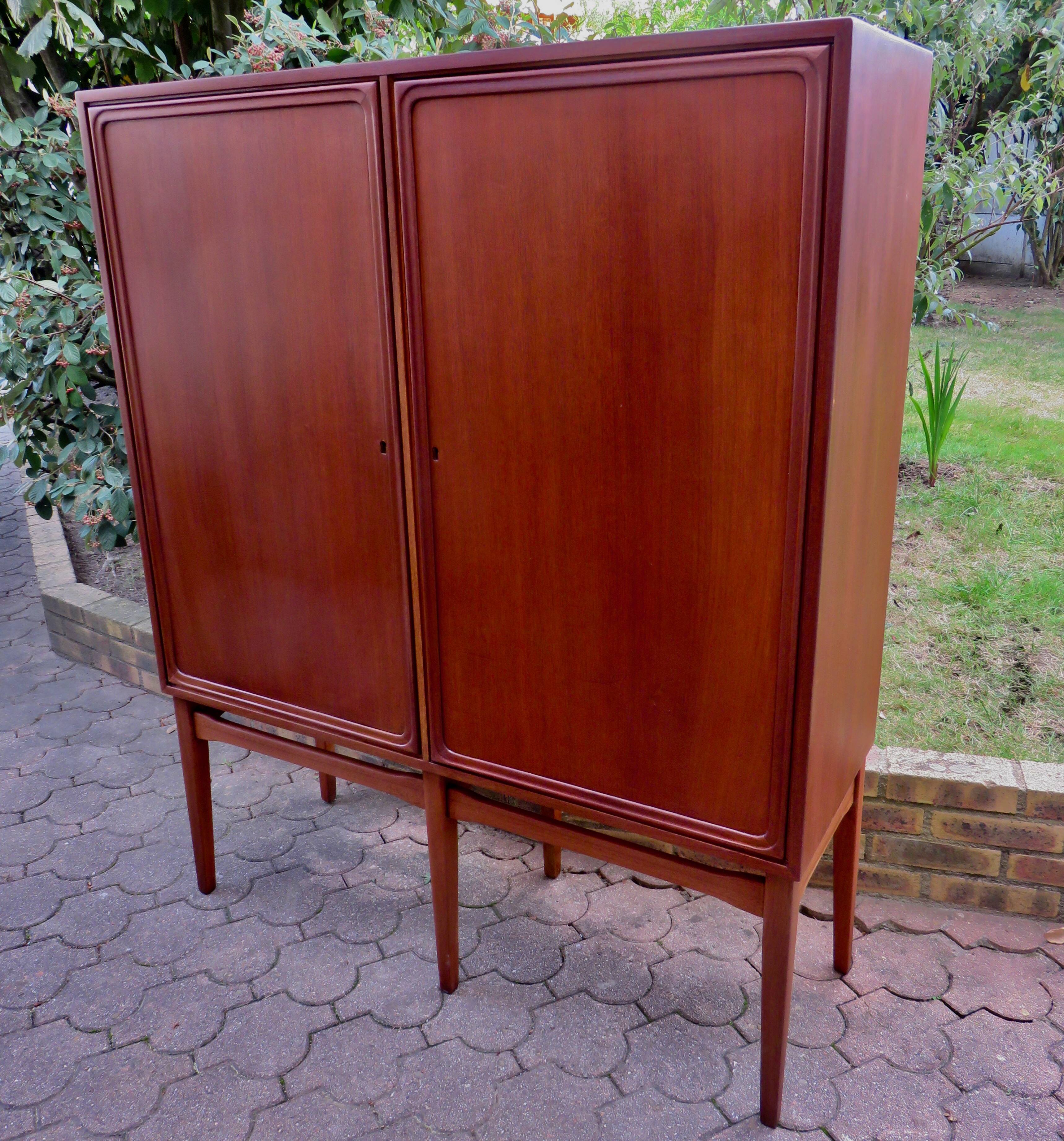 Master cabinetmaker's china cabinet. Denmark 1945/50