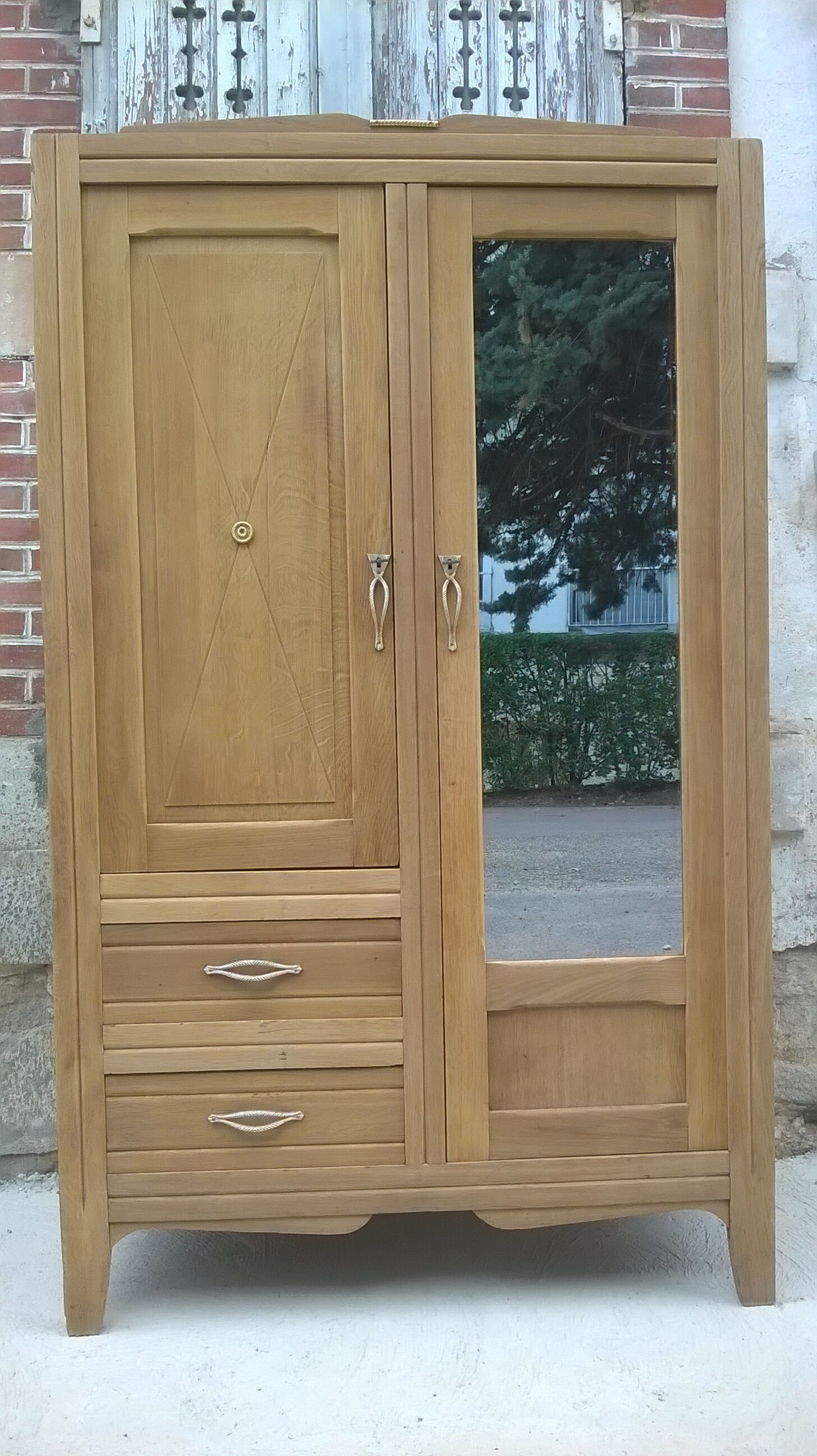 Parisian hotel wardrobe year 50