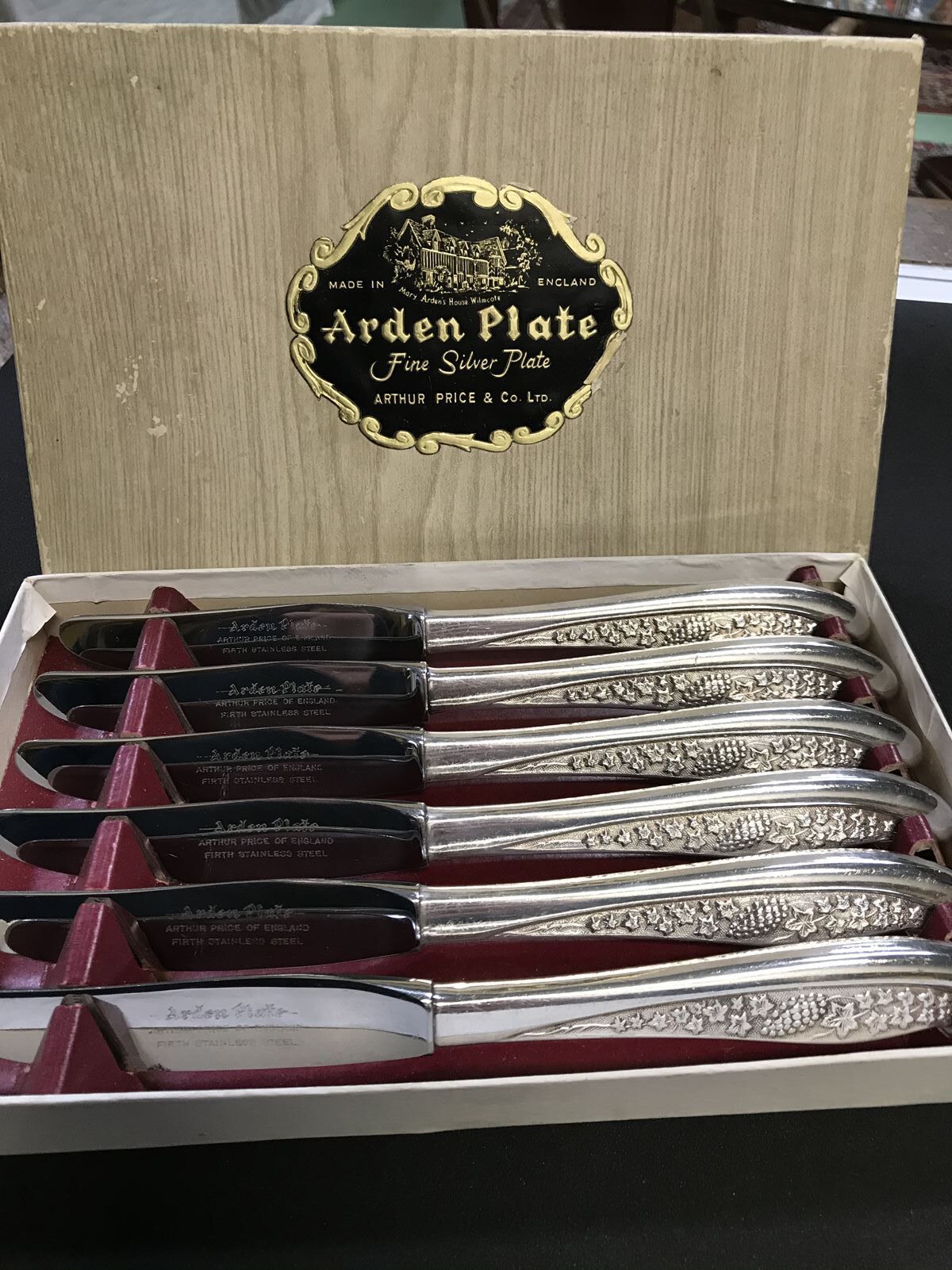 Box of 6 small English knives in silver metal