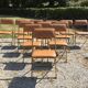 Set de 12 chaises vintage pliantes en skaï assises et dossiers matelassés à piètement tubulaire doré
