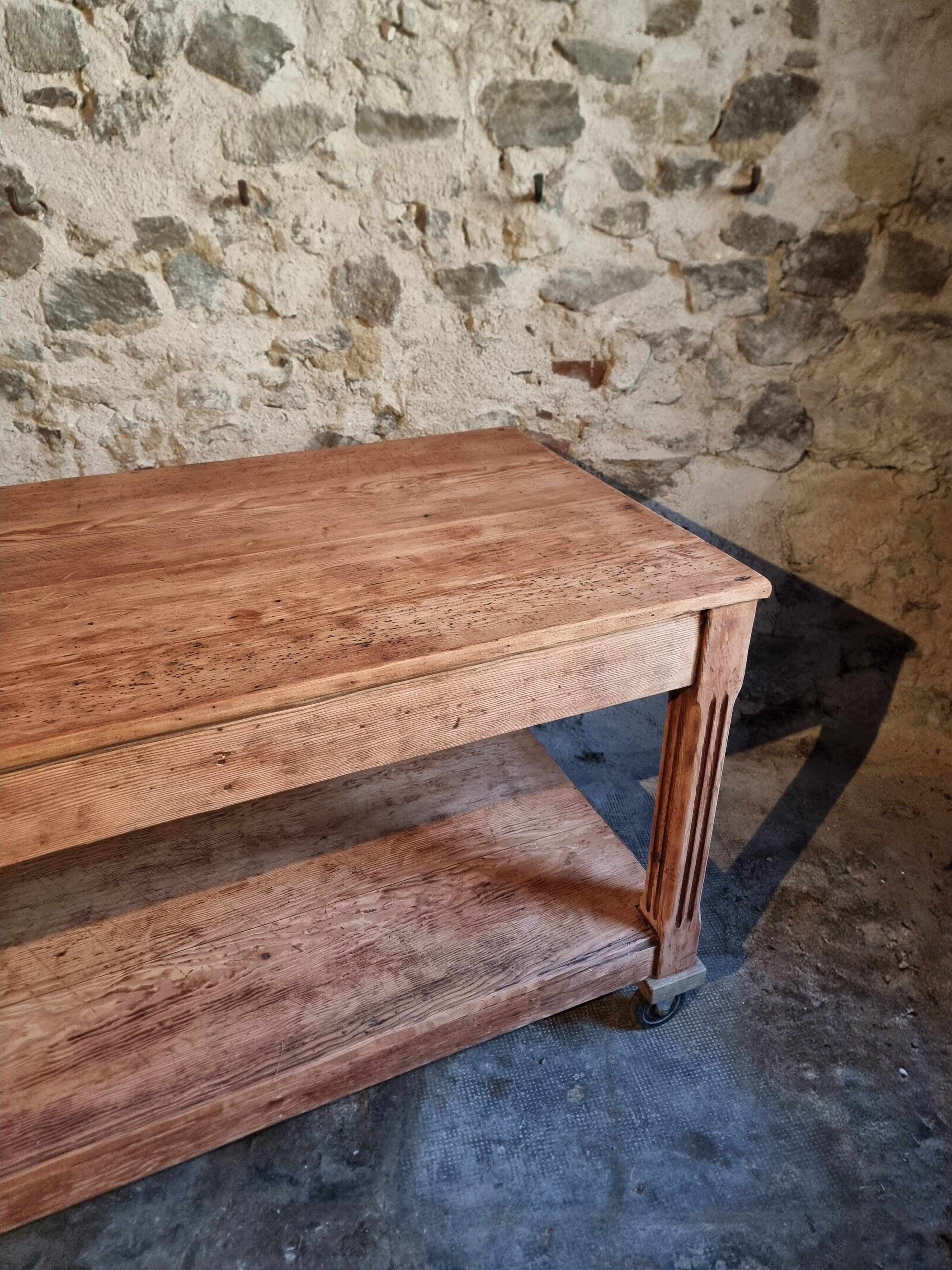 French antique work table in pitch pine – large workshop / draper's table, early 20th century
