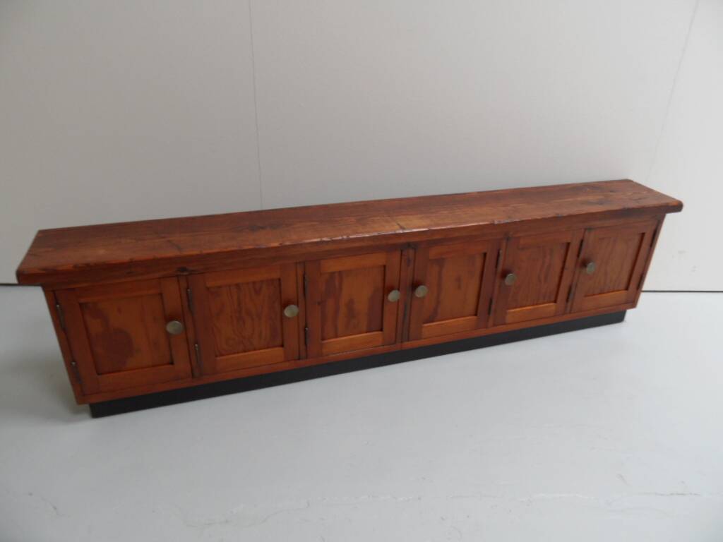 Buffet vintage avec 6 portes