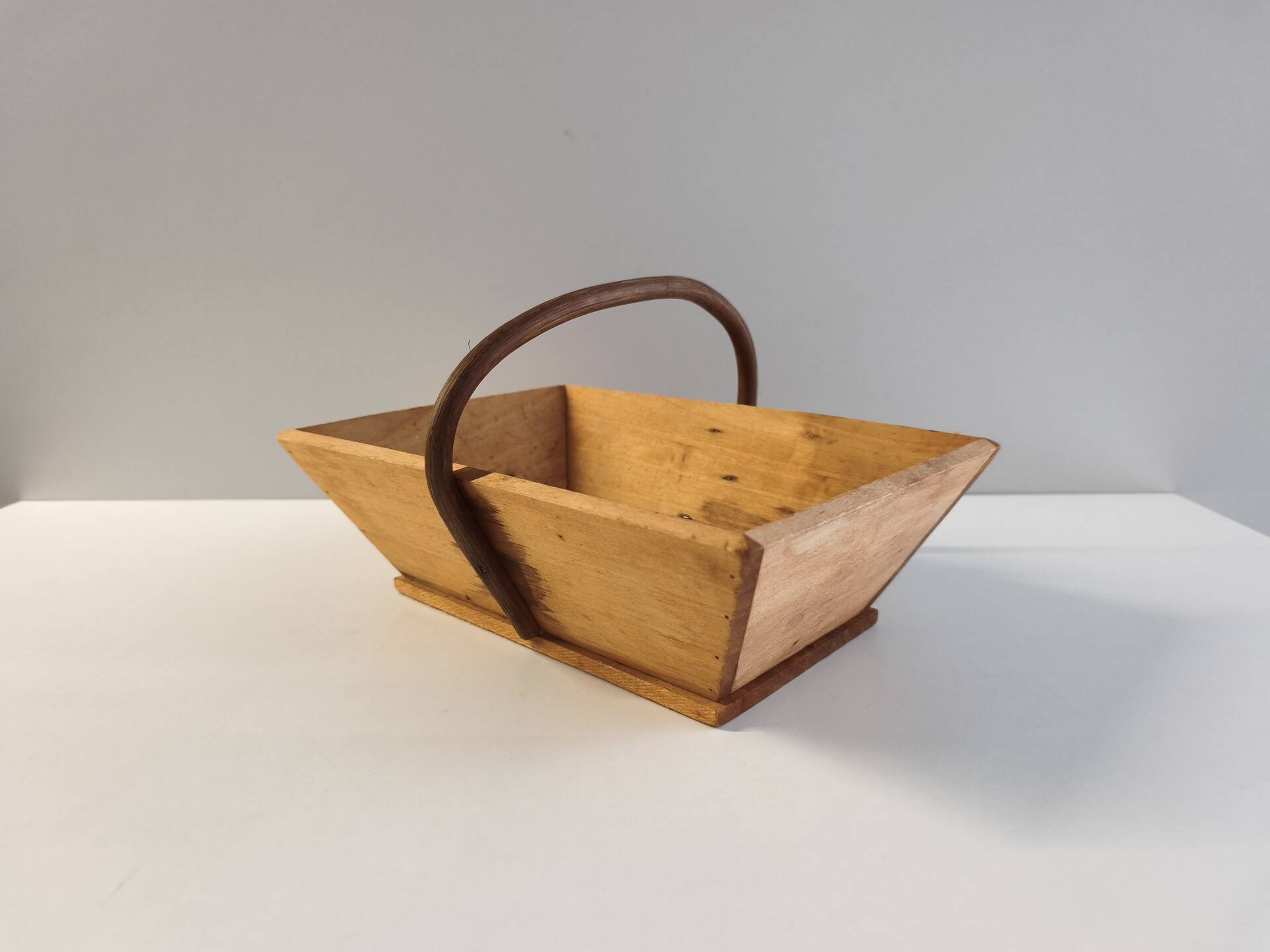 Small basket / vintage wooden harvest basket – Curved handle