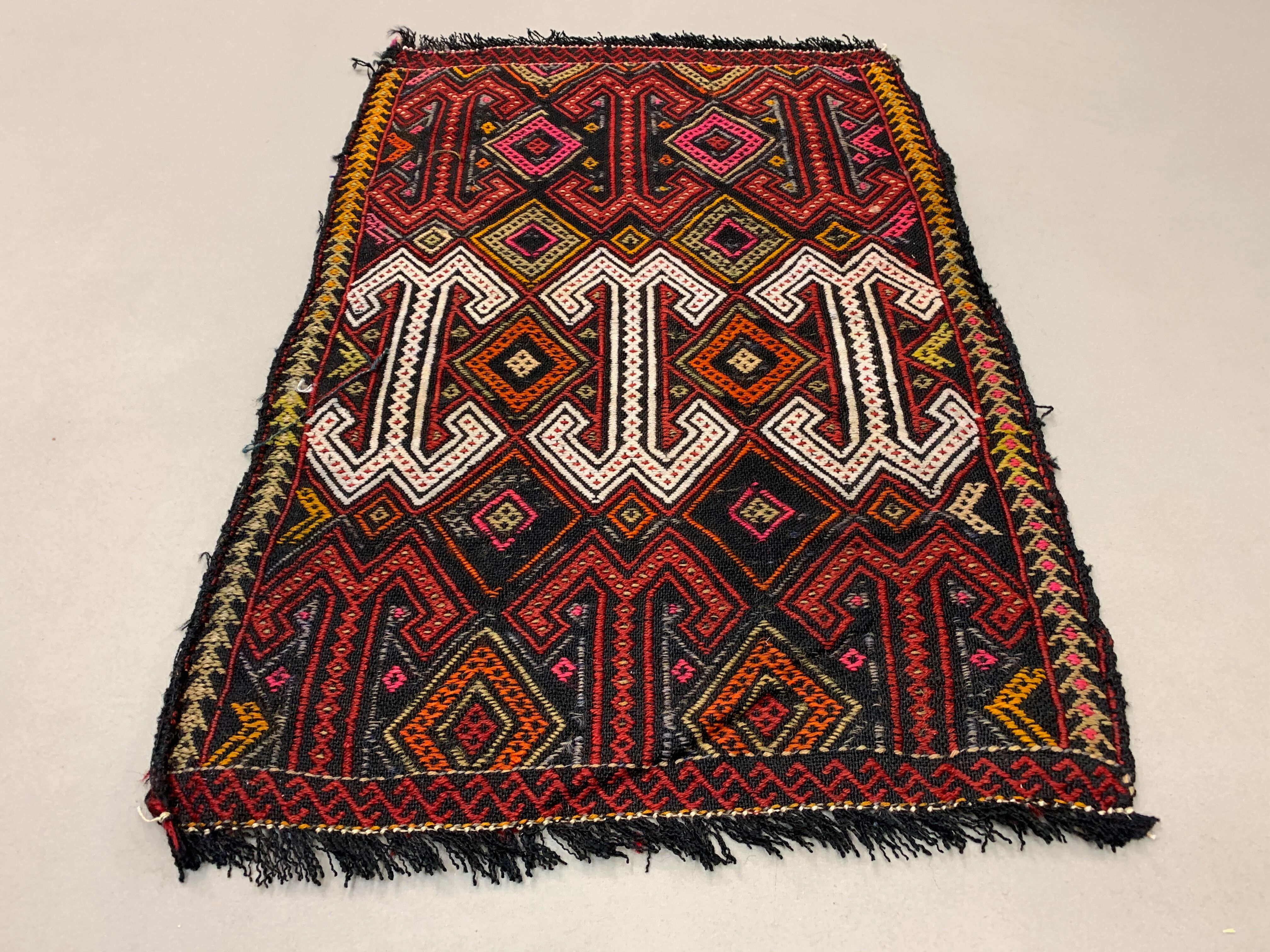 Vintage turkish mini kilim 76x50 cm shabby wool kelim rug black red green