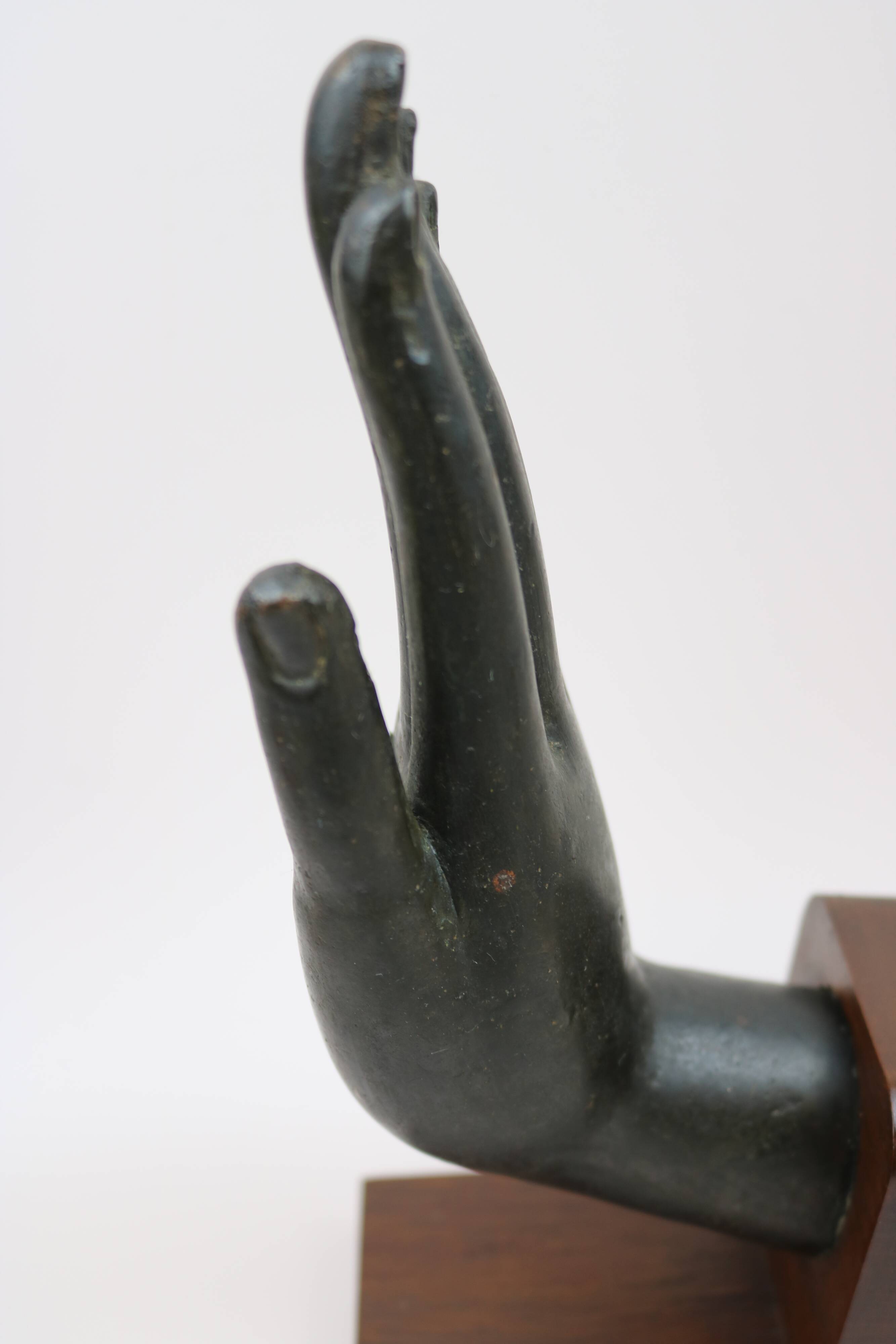 Serre Livre statue main de Bouddha