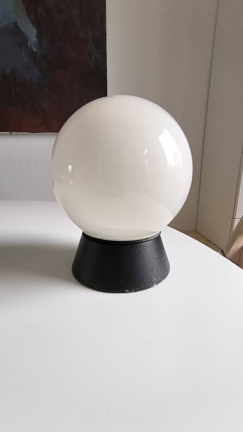 Applique boule en opaline blanche 1970