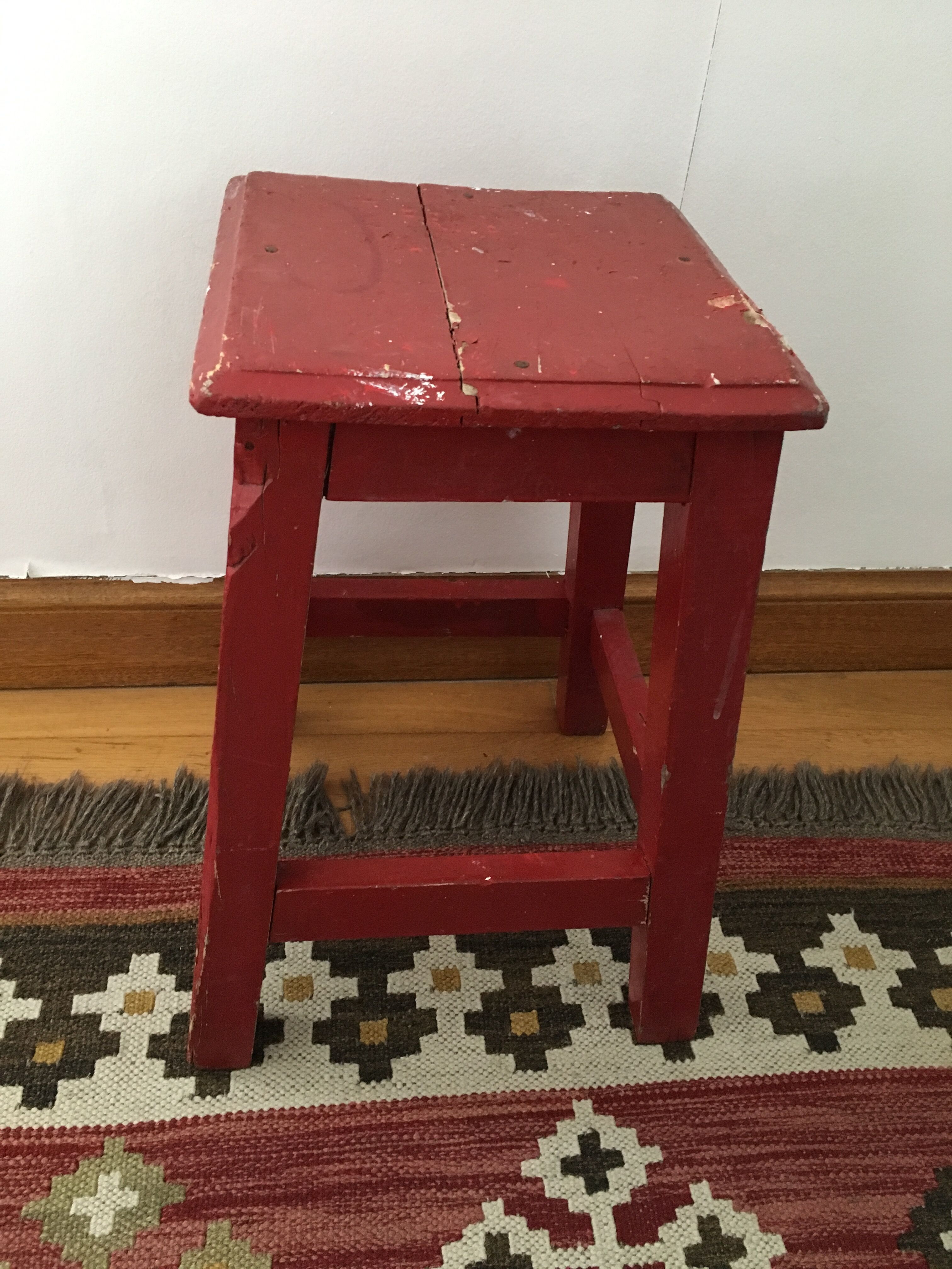 Painter red/bordeaux stool