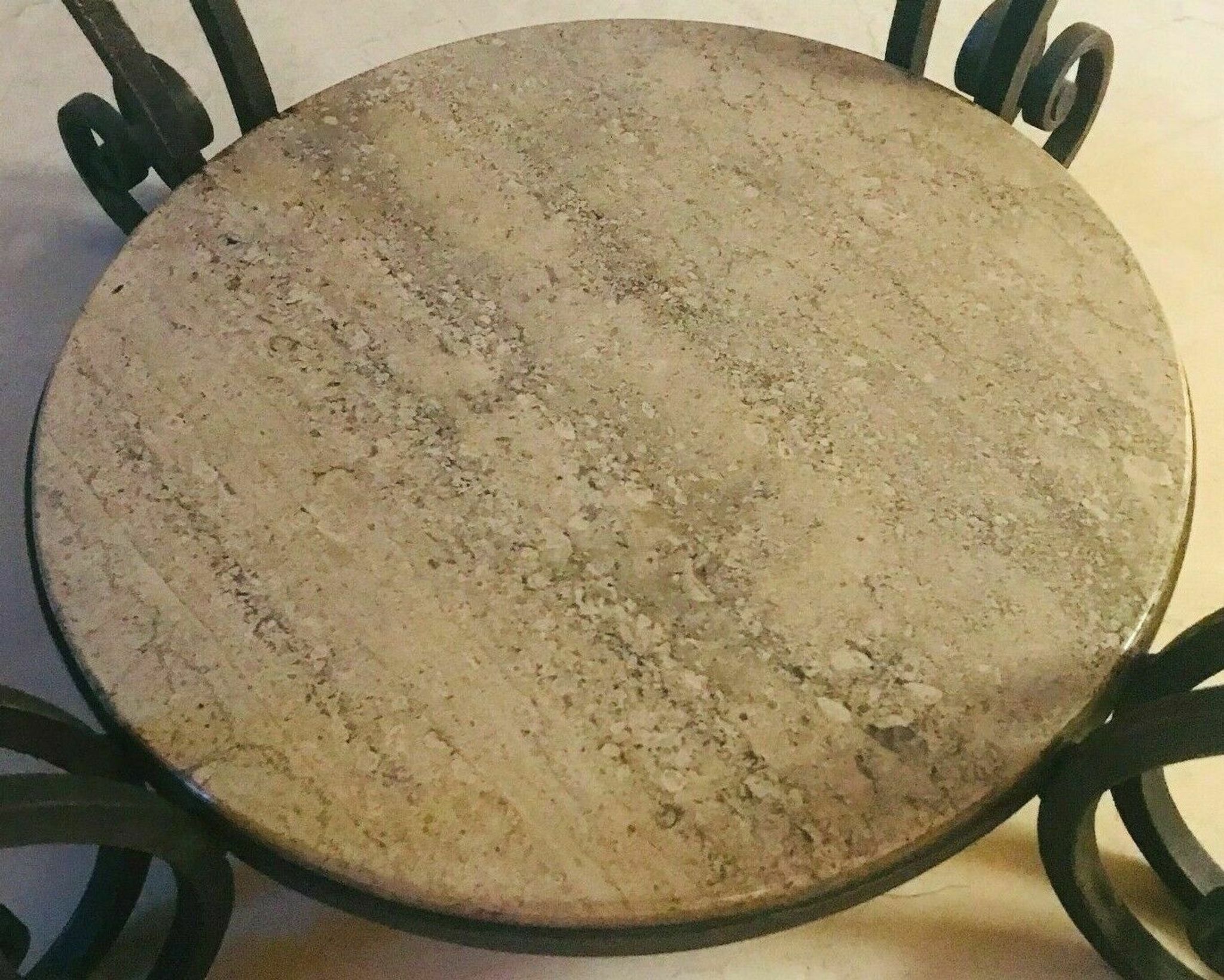 Table basse Art Déco en fer forgé a plateau de marbre XX siècle