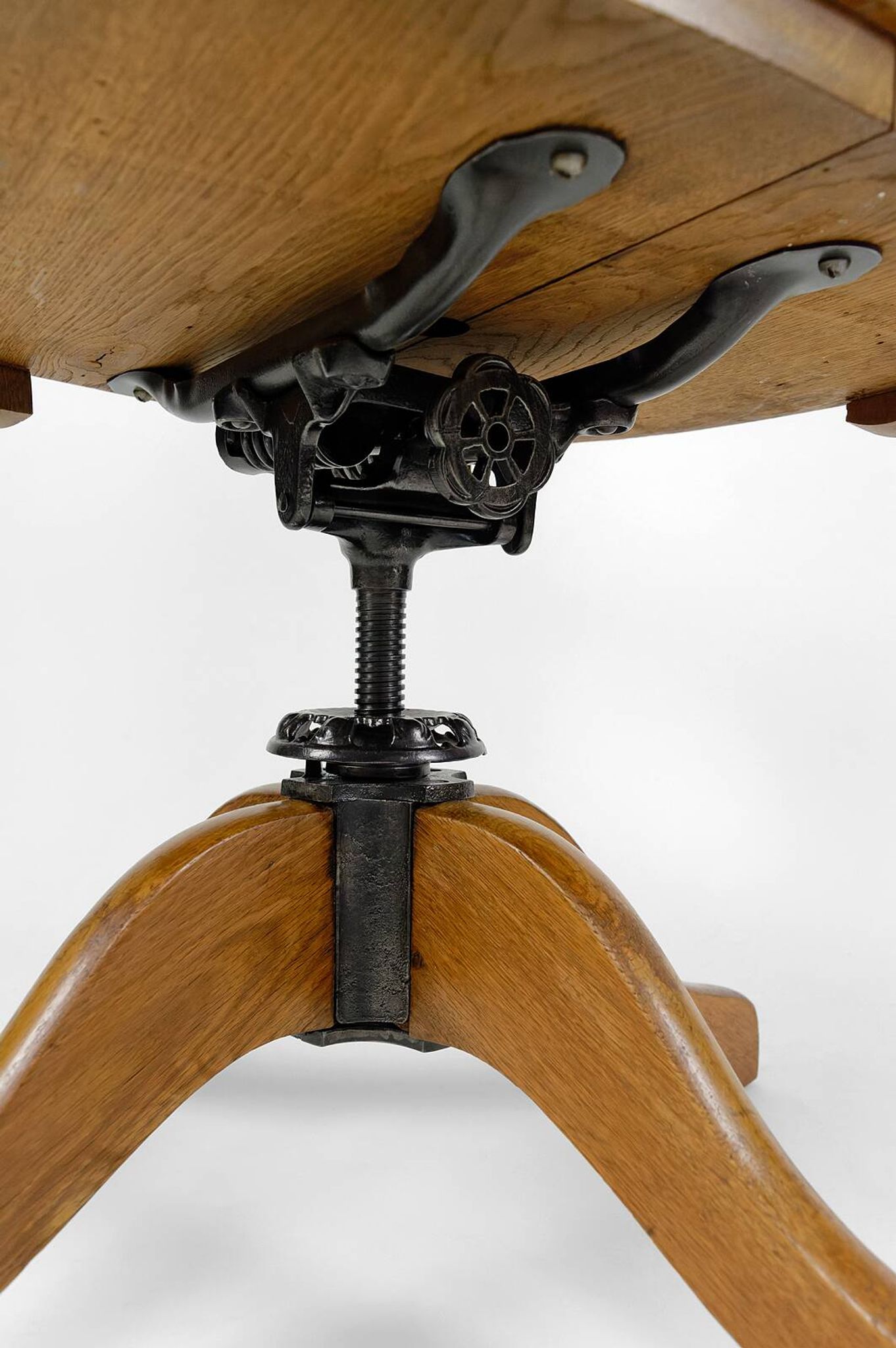 American swivel office armchair in oak, with leather seat, USA, Circa 1900
