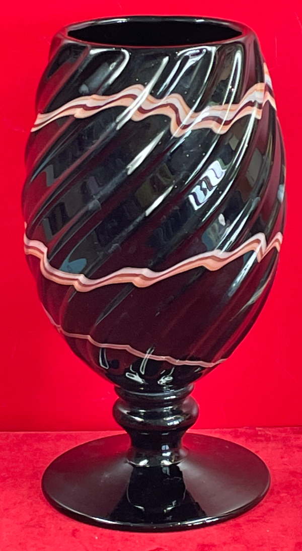 Vase sur pied douche signé Maure Vieil signé VM en pâte de verre noir 22 cm