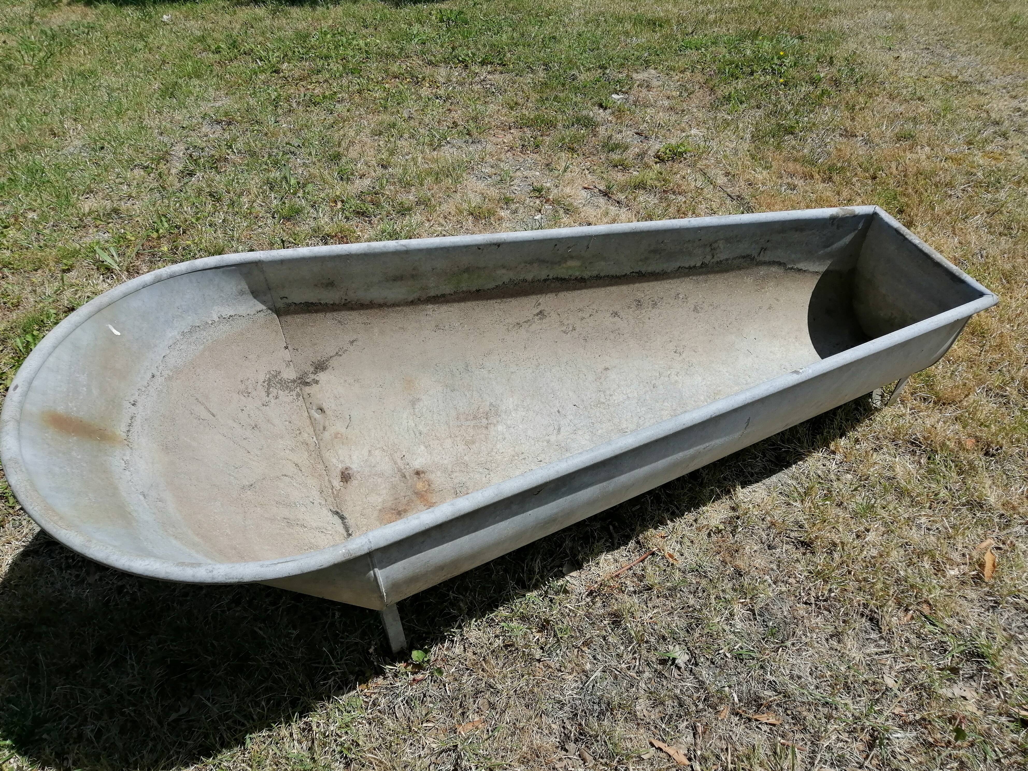 Zinc bathtub