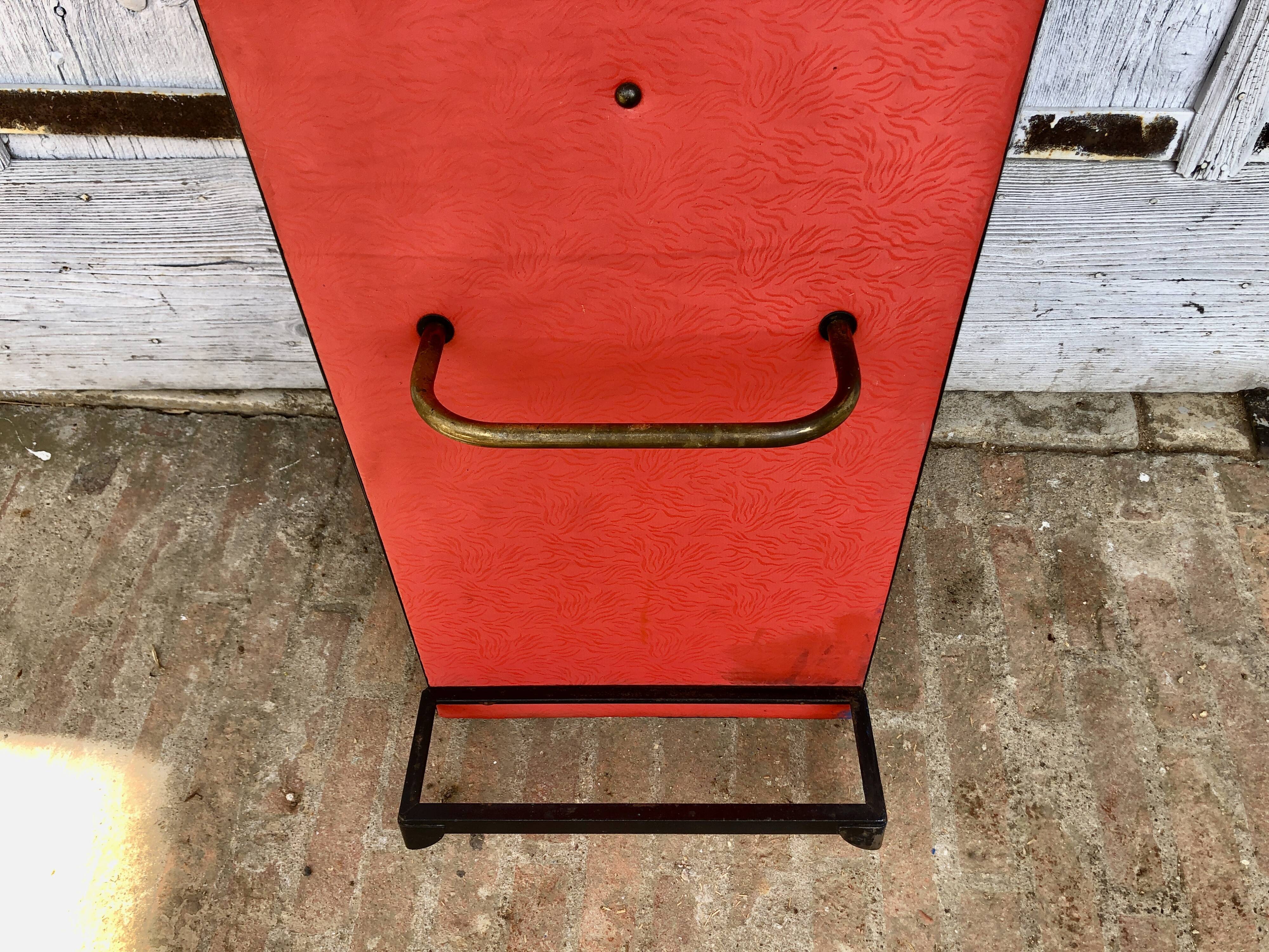 Porte-manteau rouge 1950 miroir forme libre patères laiton