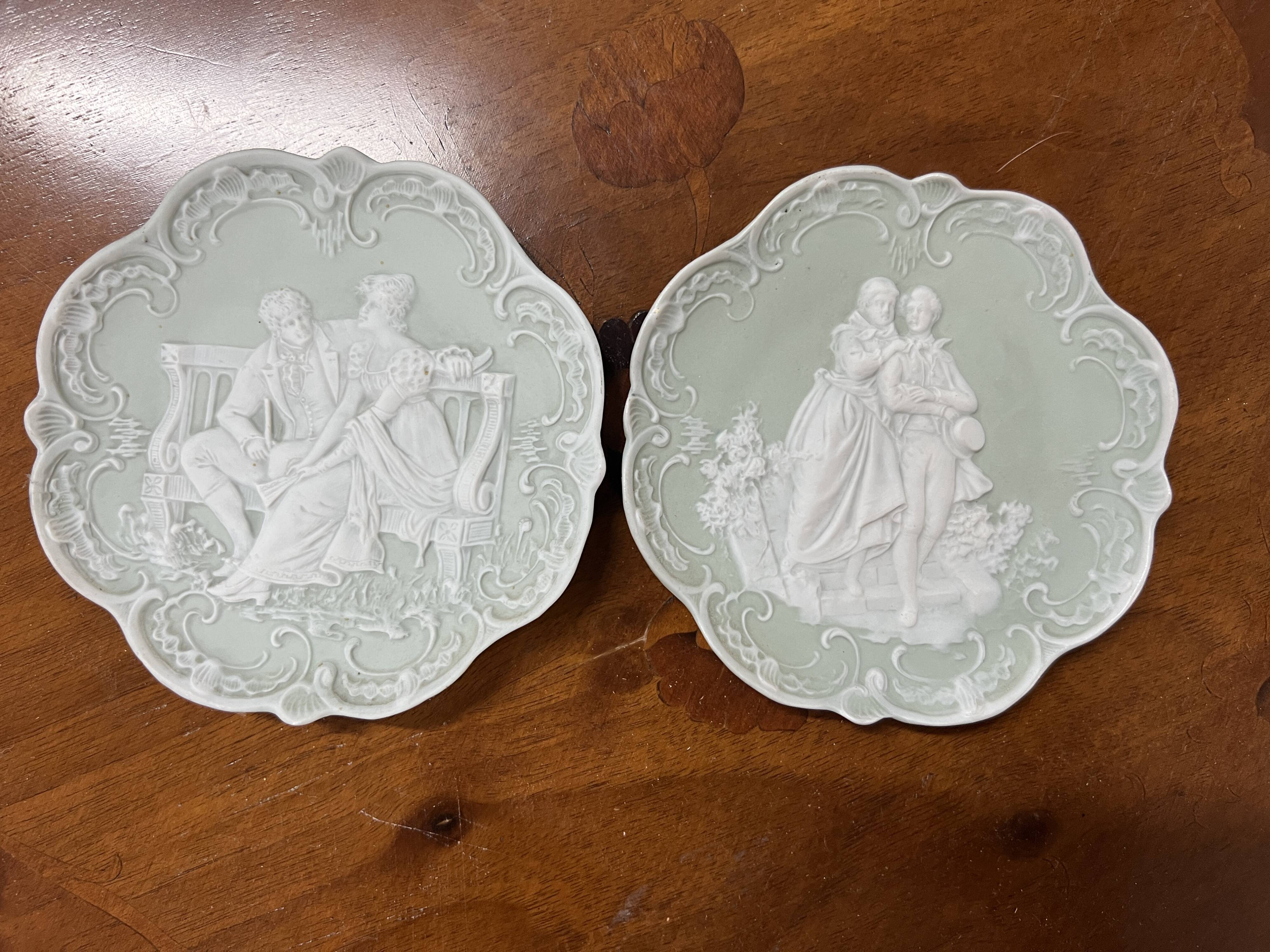 Pair of 2 decorative biscuit plates