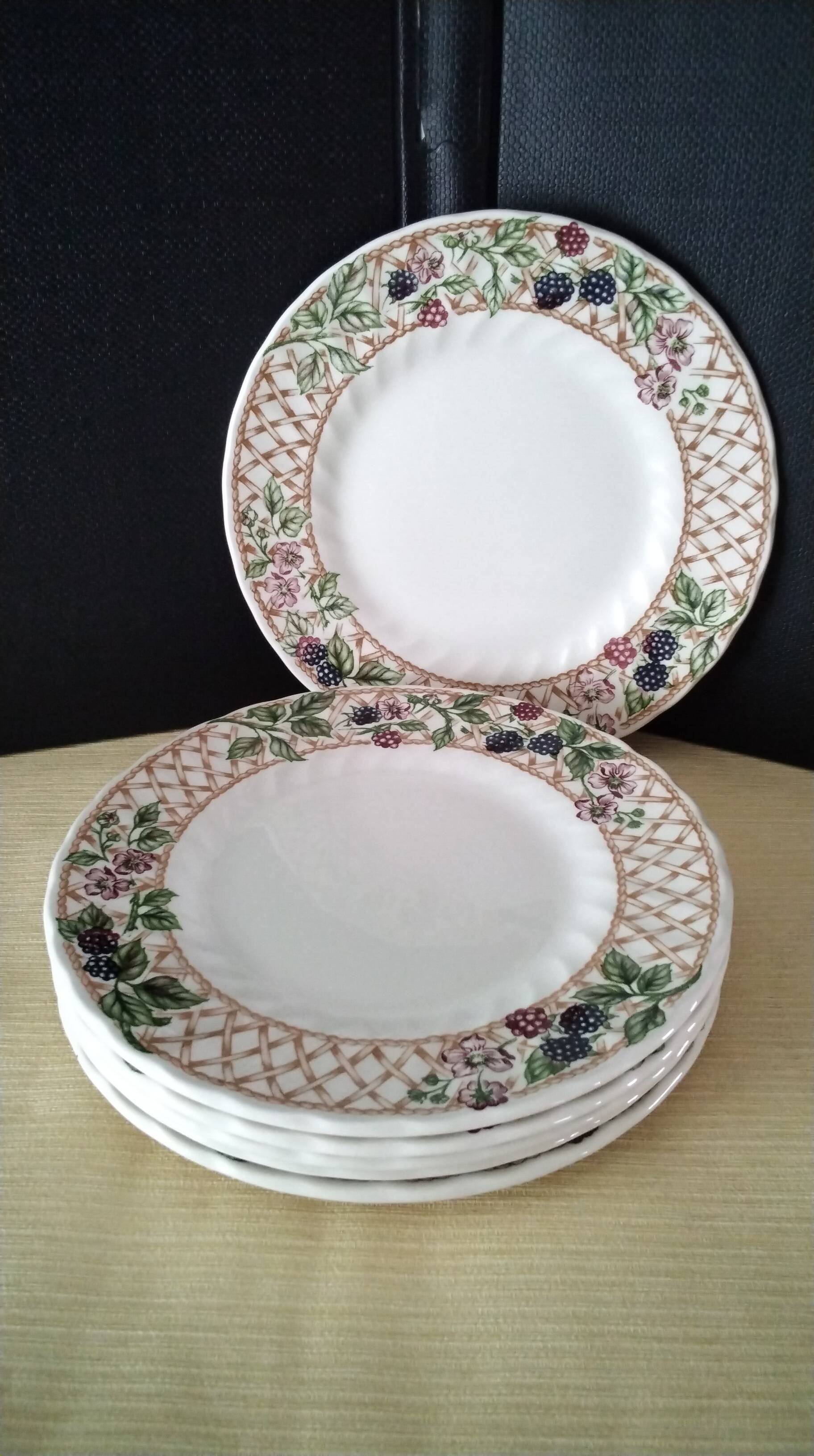 6 dessert plates in Churchill porcelain, model "Blackberry Trellis"