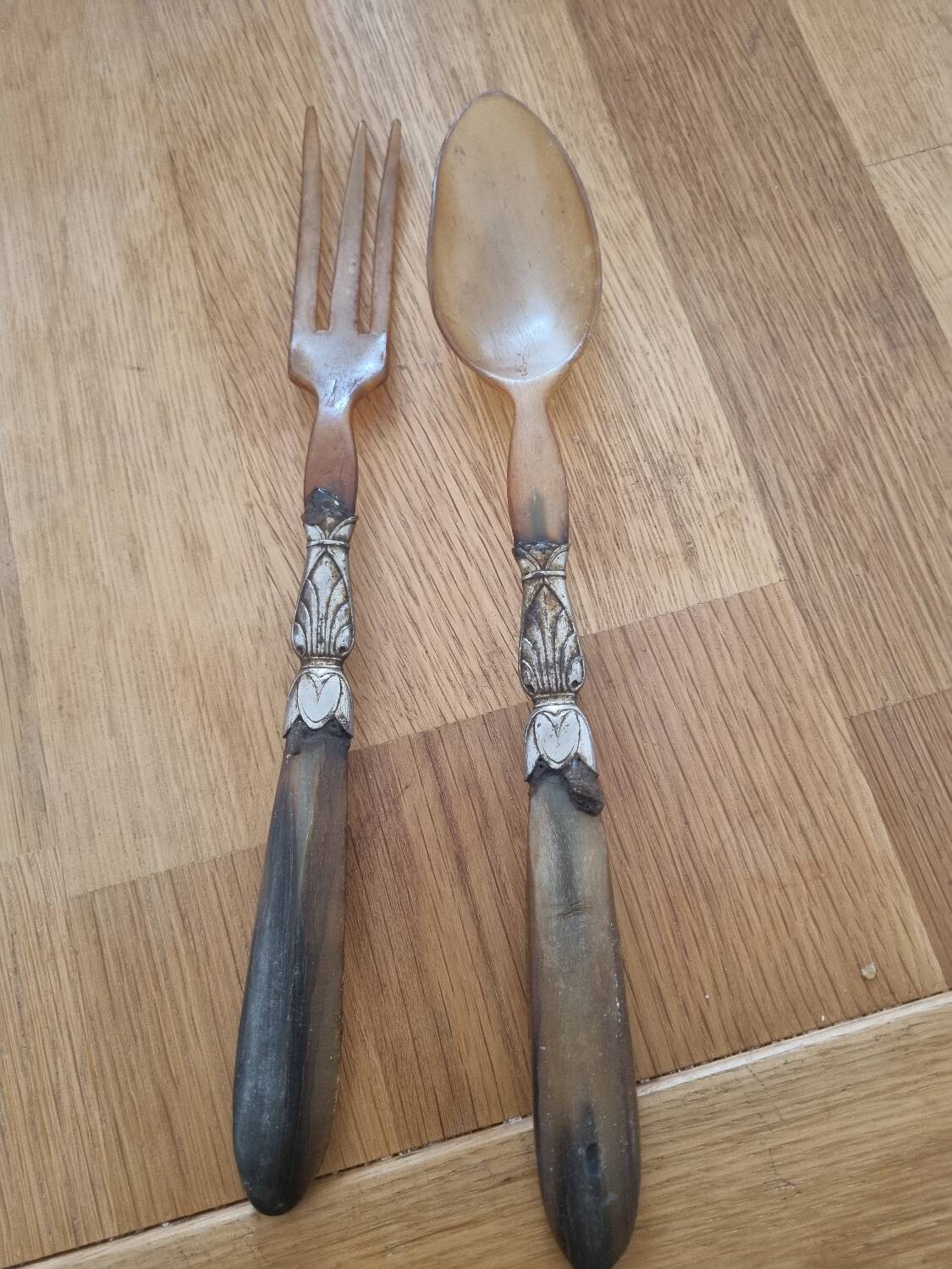 Salad servers