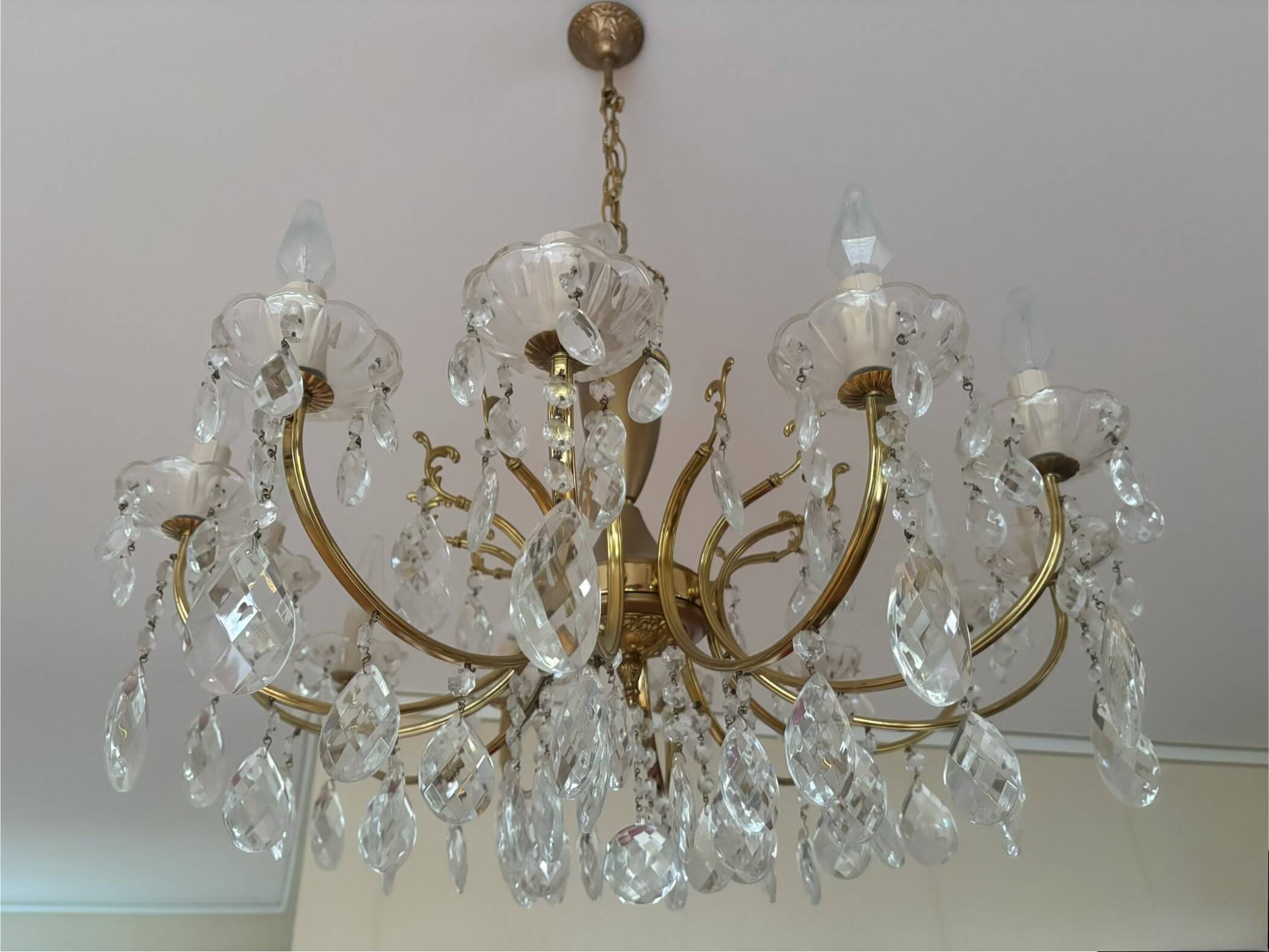 Ensemble de réception en laiton massif et cristal – 2 lustres et 2 applique