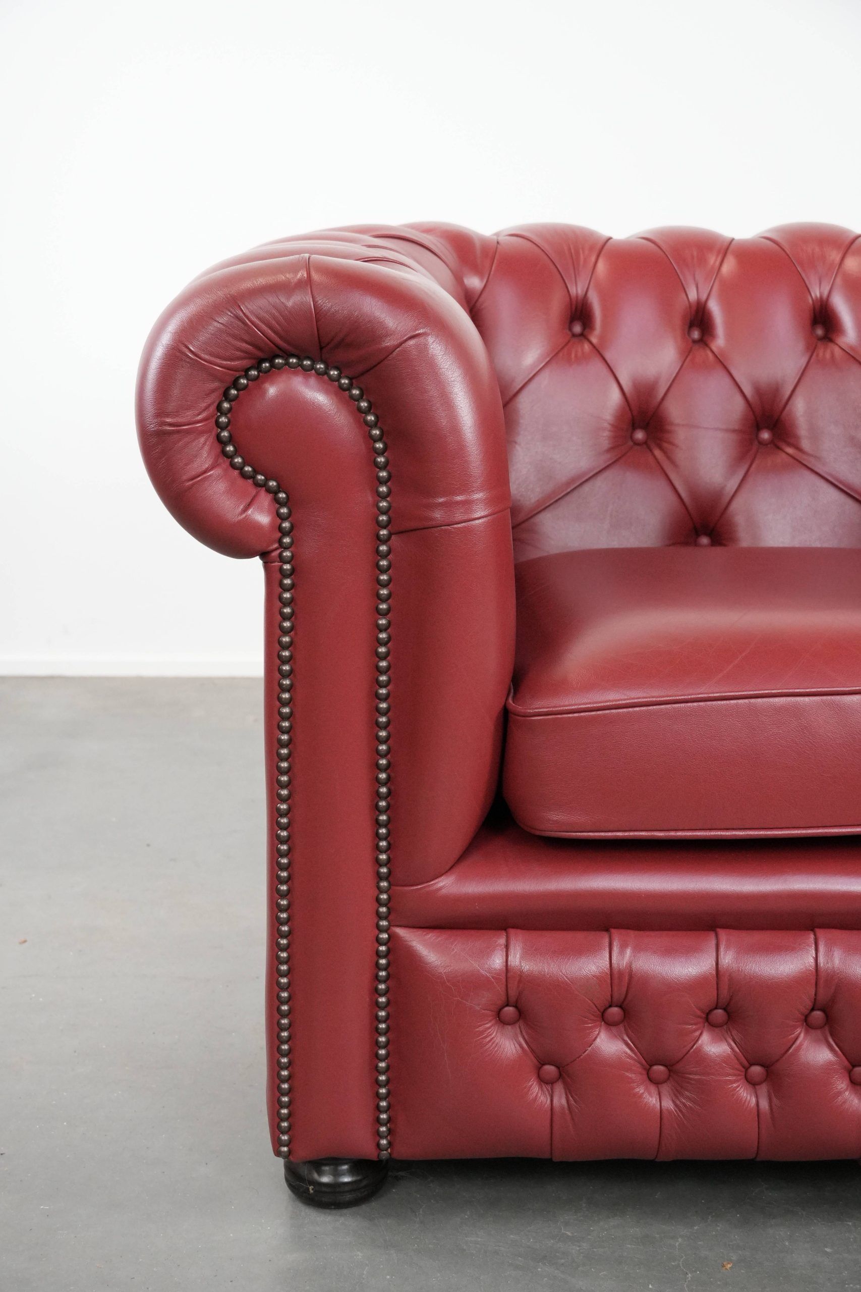 Amazing English cowhide Chesterfield armchair in a stunning red colour
