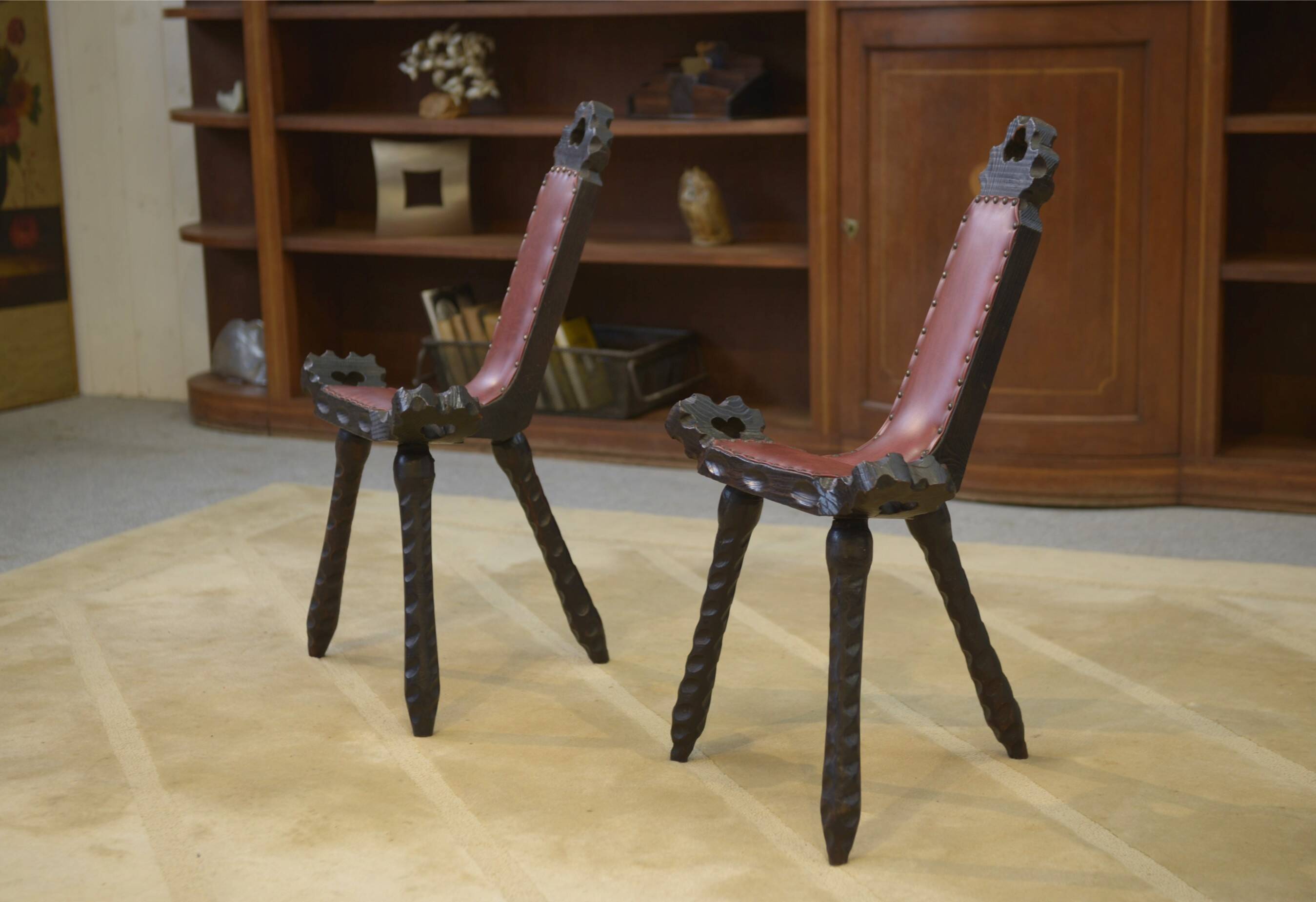 Paire de tabourets tripodes brutalistes en pin 1950’s