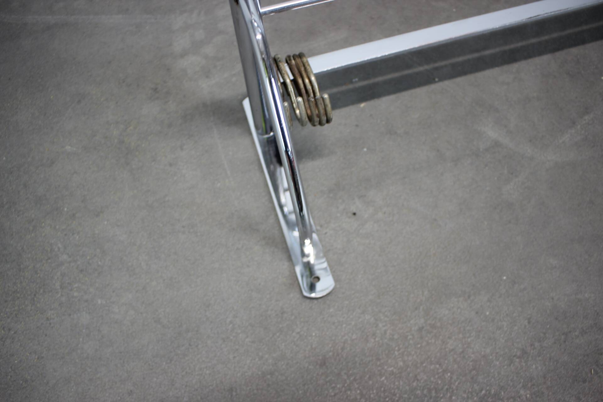 Porte-manteau mural chromé Bauhaus des années 1930