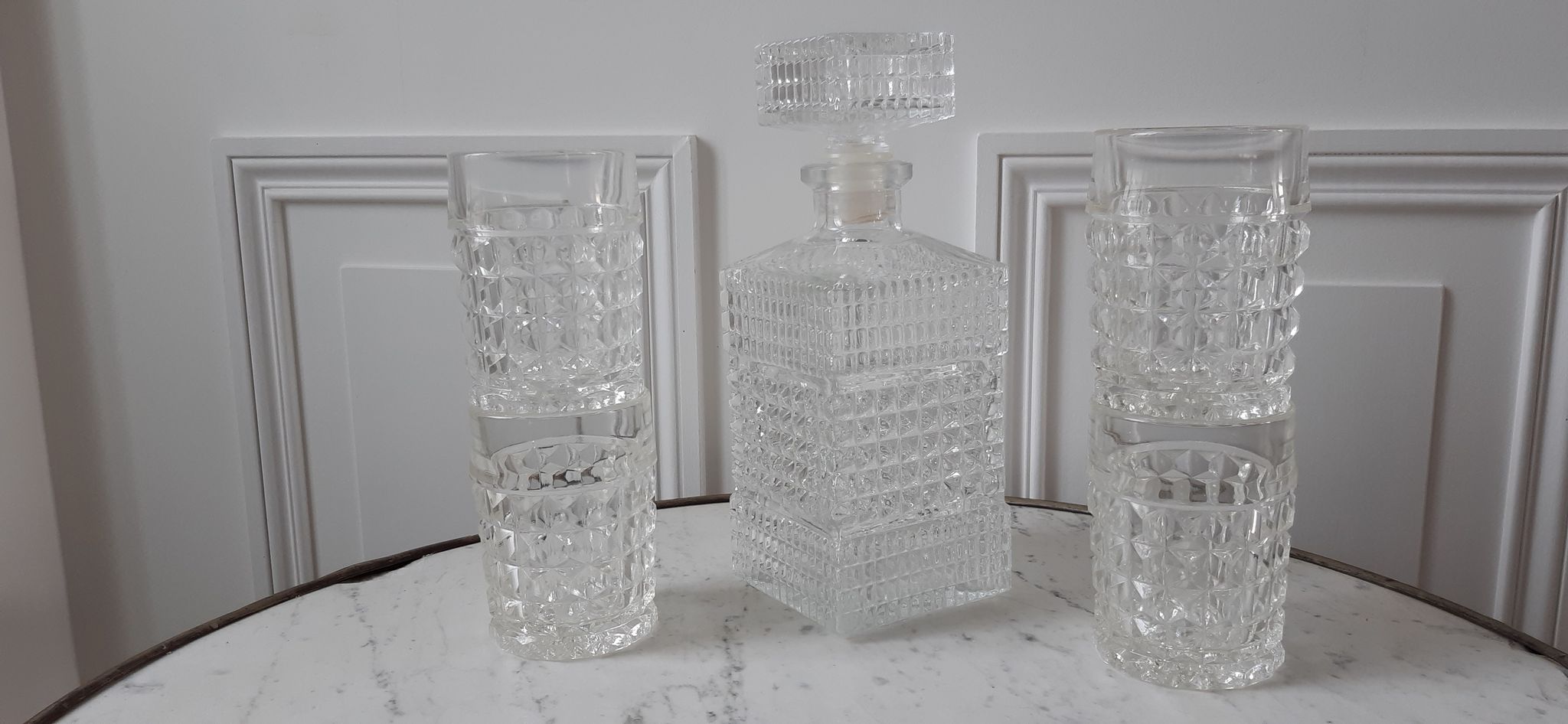 Set of whisky decanter and its 4 assorted glasses 70s